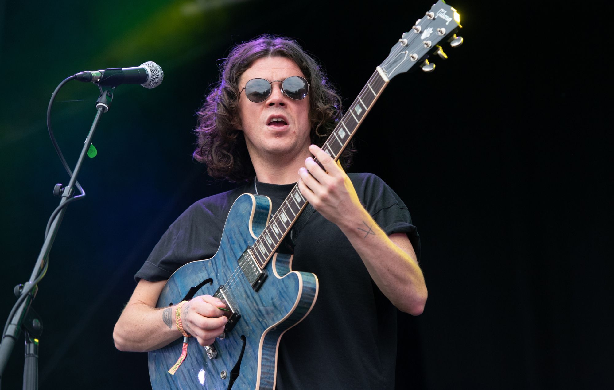 Kyle Falconer de The View frappe son coéquipier sur scène lors d'un concert à Manchester