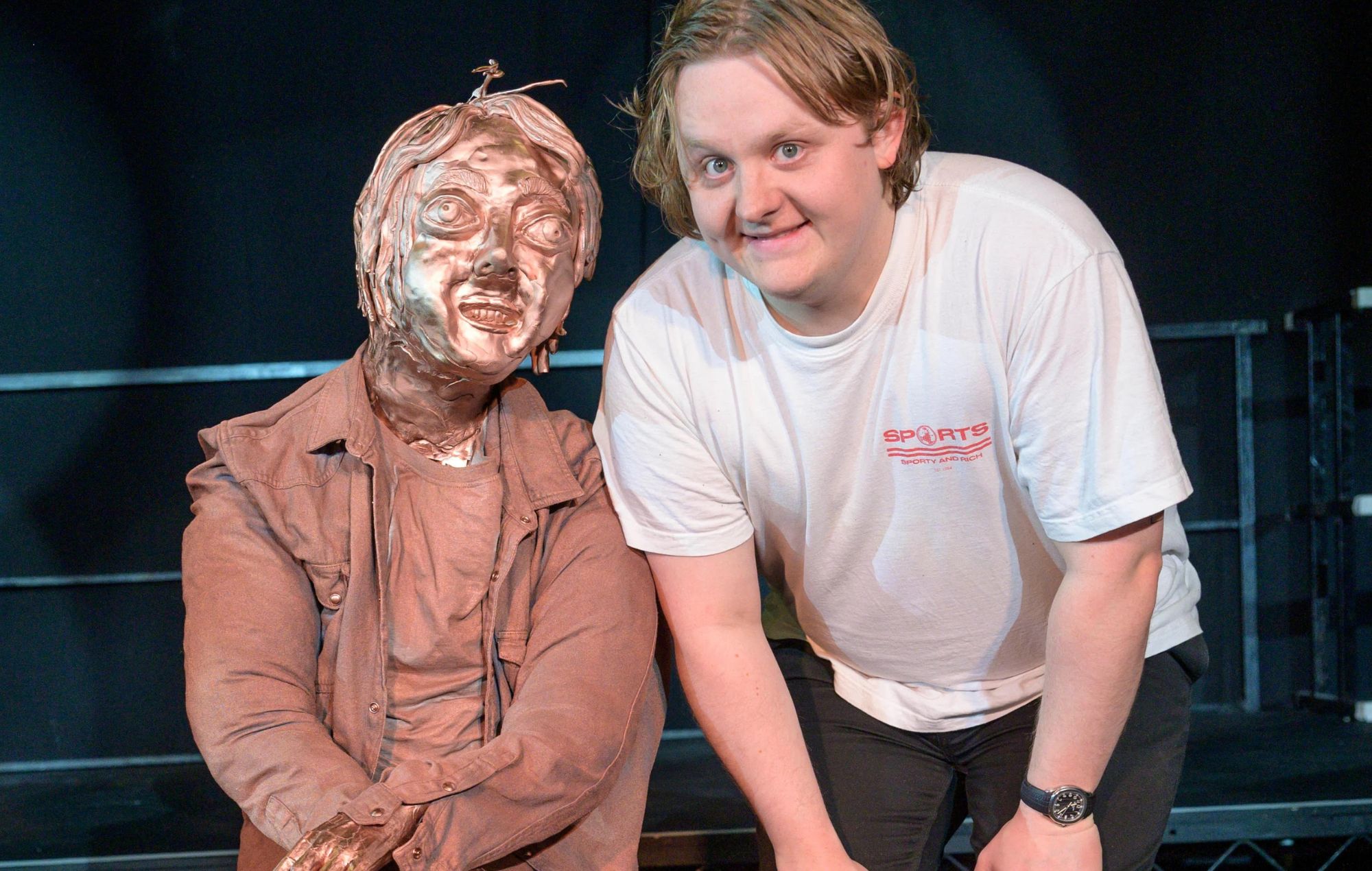 Lewis Capaldi présenté avec une statue "inhabituelle" de lui-même