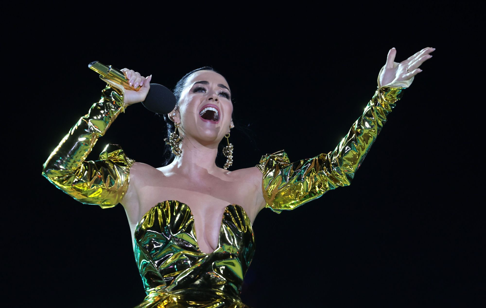 Regardez Katy Perry se produire au concert du couronnement du roi Charles