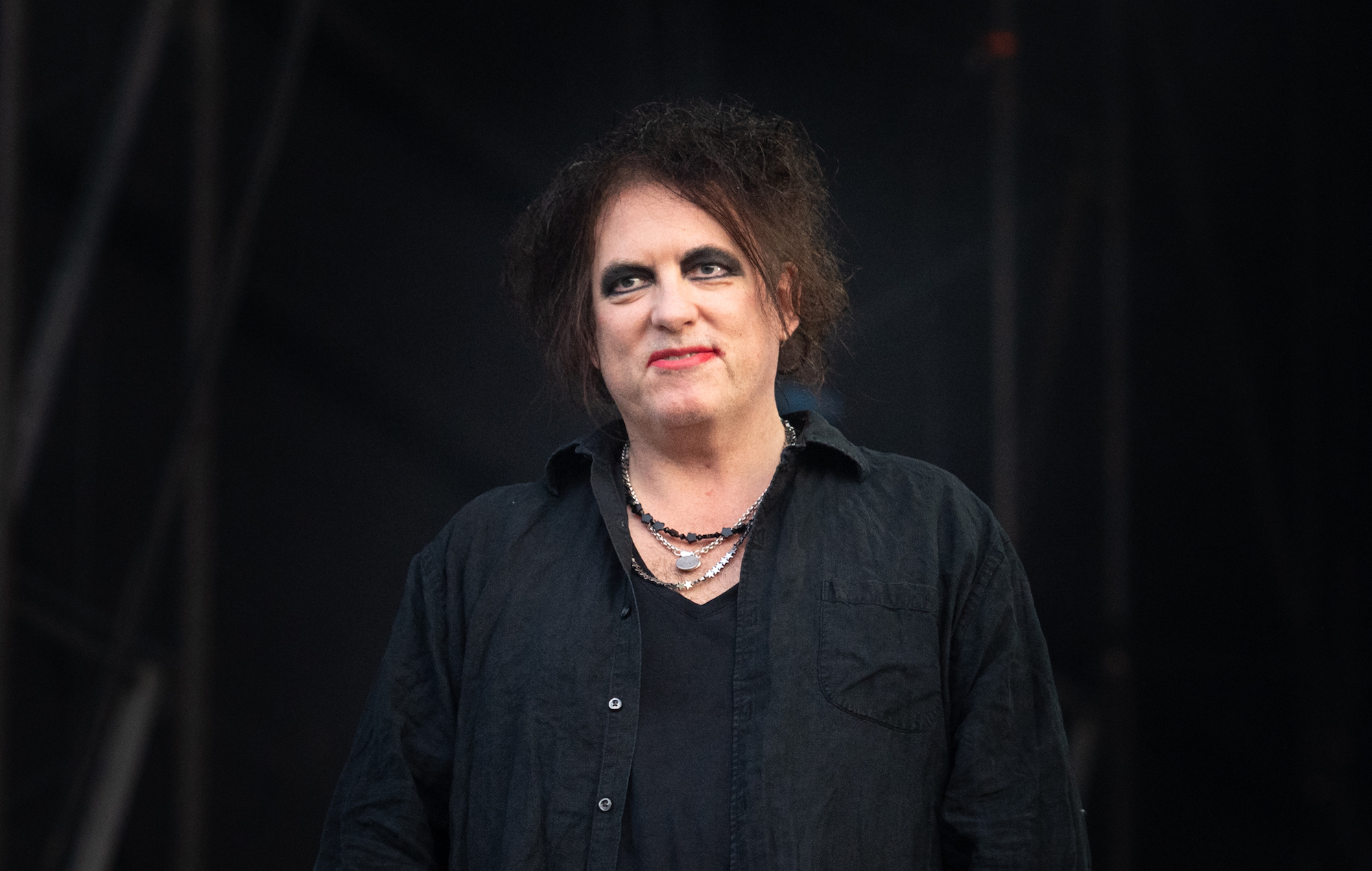 Robert Smith de The Cure se moque du couronnement du roi Charles III