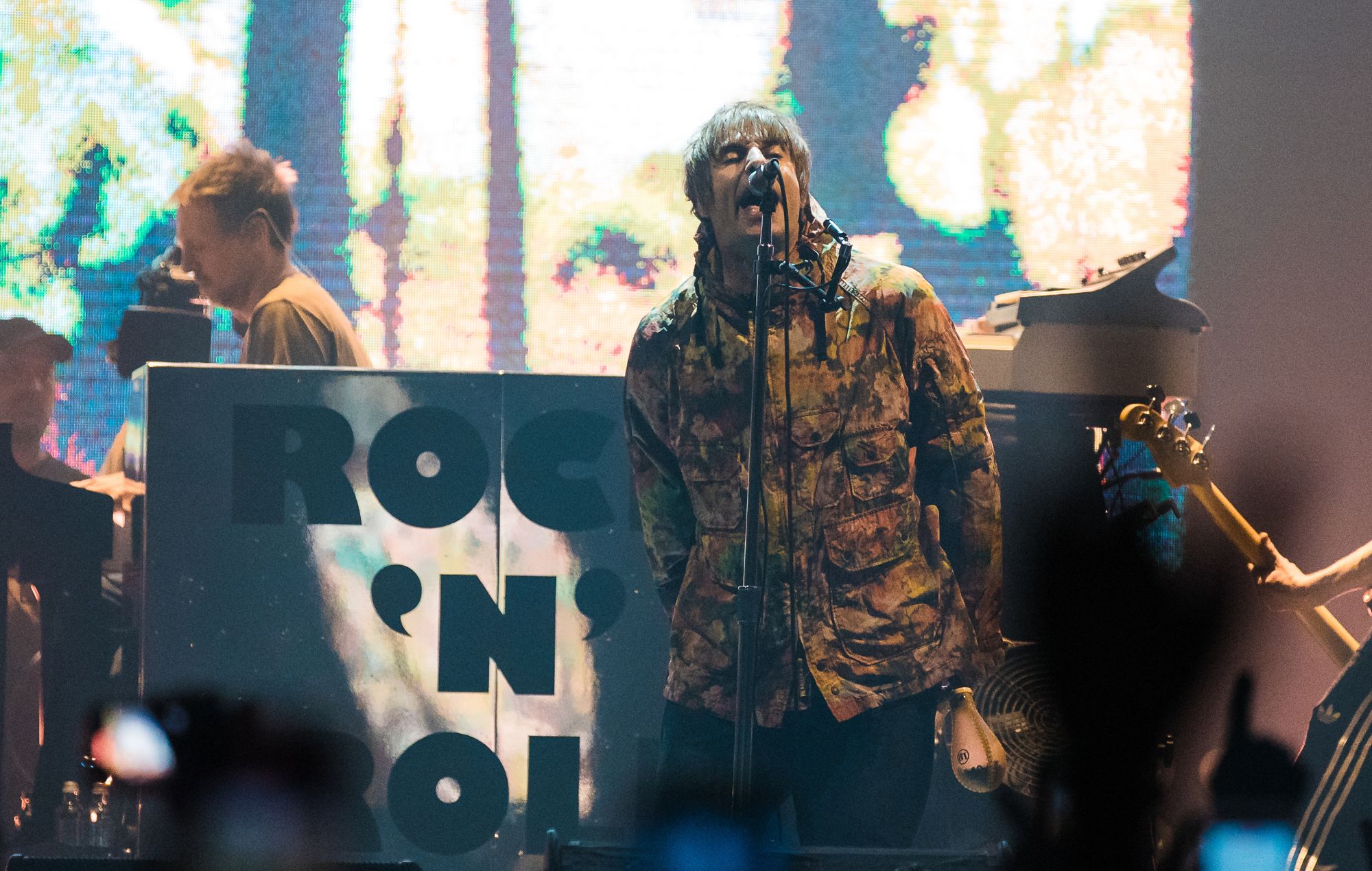 Liam Gallagher annonce l'album live de Knebworth et partage la vidéo "Roll It Over"
