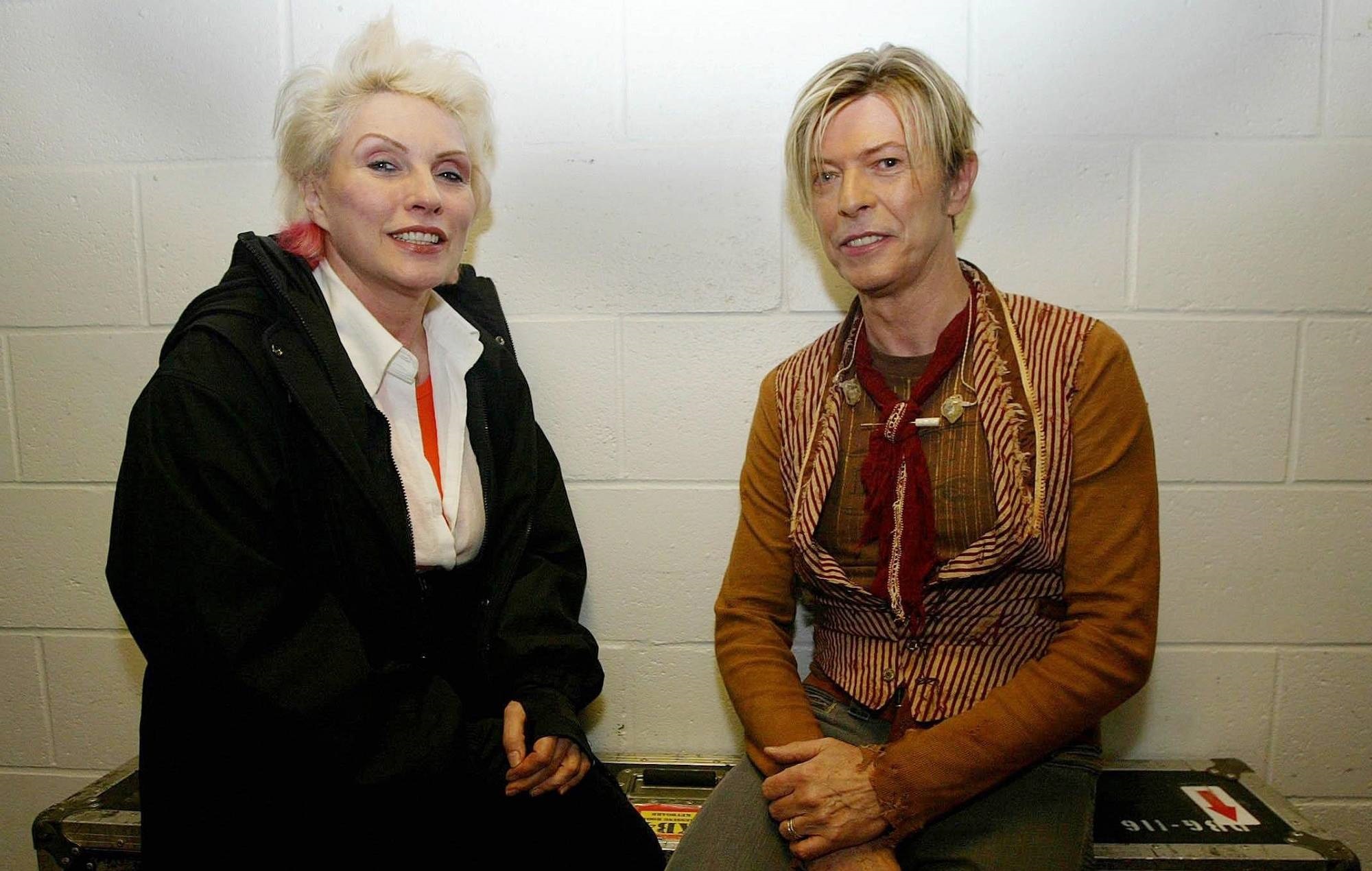 Debbie Harry de Blondie défend David Bowie en lui montrant son pénis