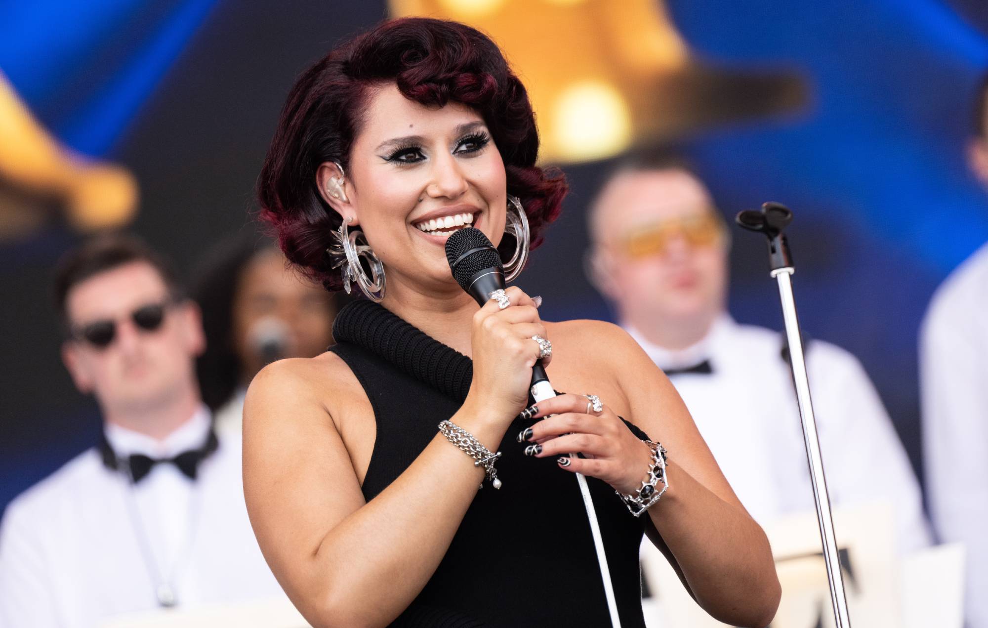 RAYE partage un discours puissant sur les problèmes d'étiquette et les agressions sexuelles pendant le tournage de Glastonbury 2023