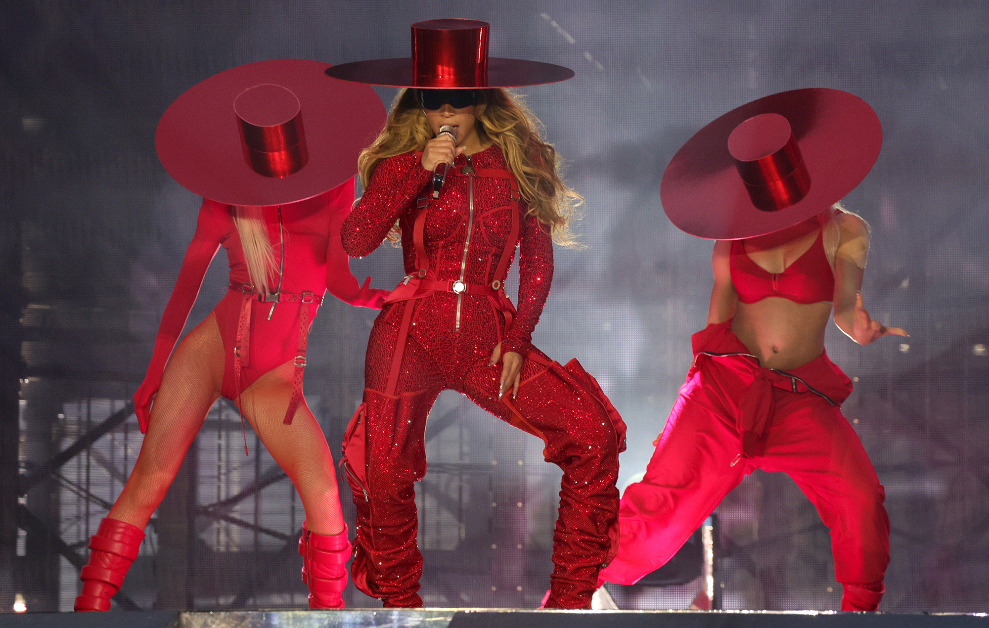 Beyoncé rend ses lunettes de soleil à un fan après une bagarre de sécurité