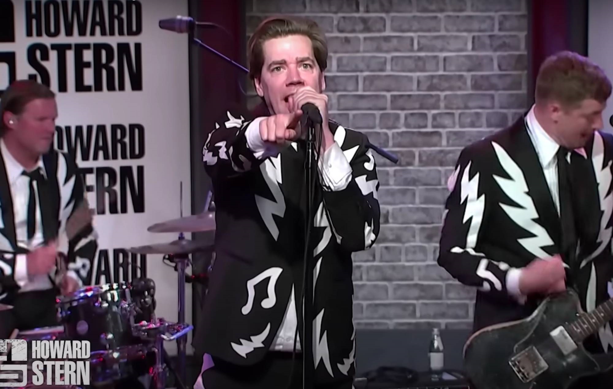 Regardez The Hives jouer une version live rauque de "Hate To Say I Told You So"
