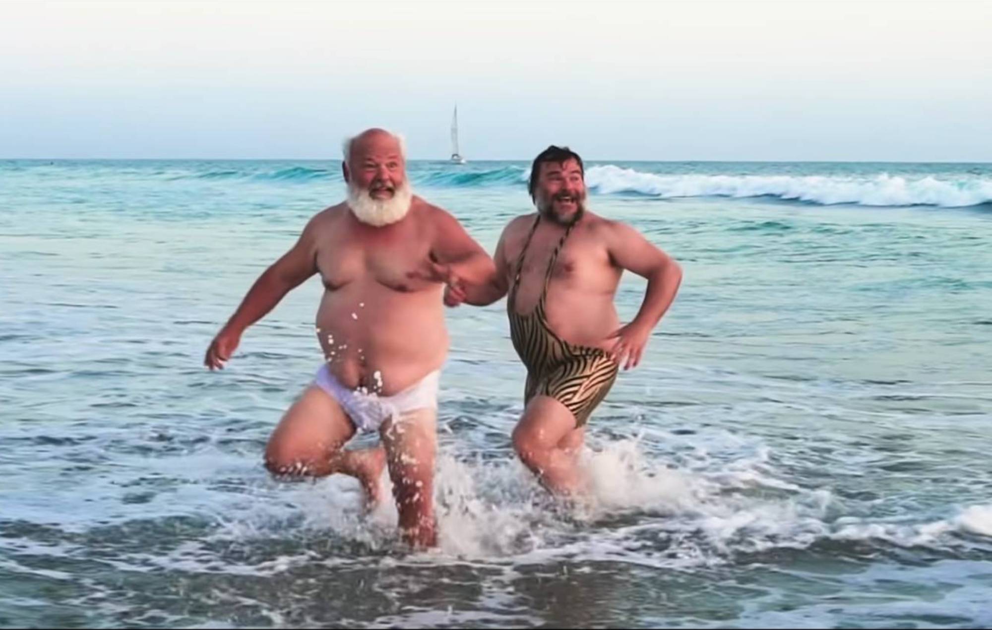 Tenacious D gambader sur la plage pour leur reprise de "Wicked Game"