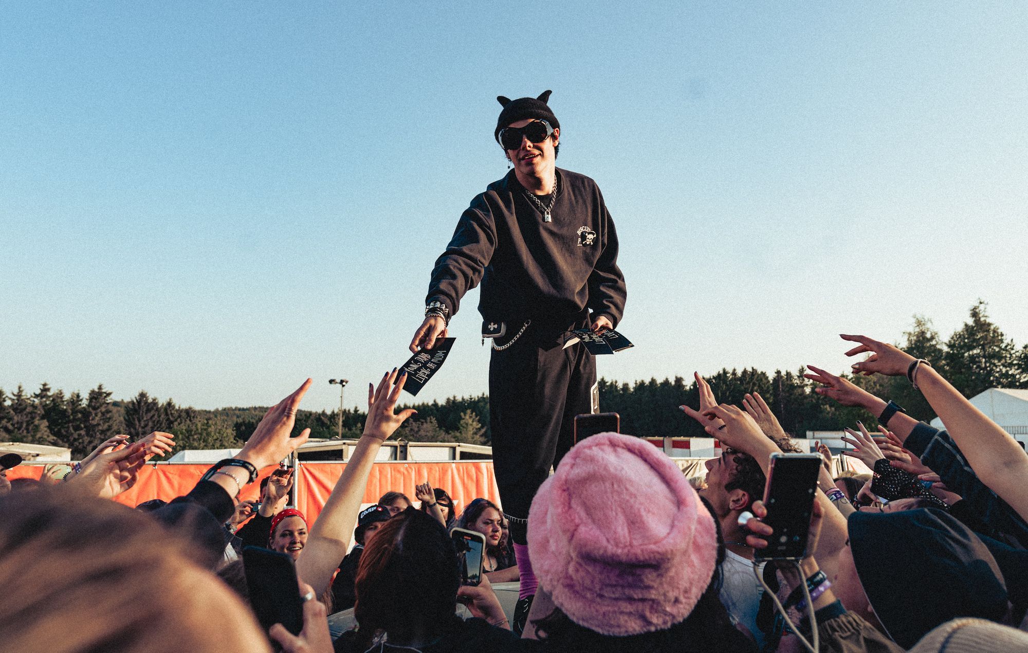 Yungblud taquine le nouveau single "Lowlife" lors d'événements mondiaux pour les fans