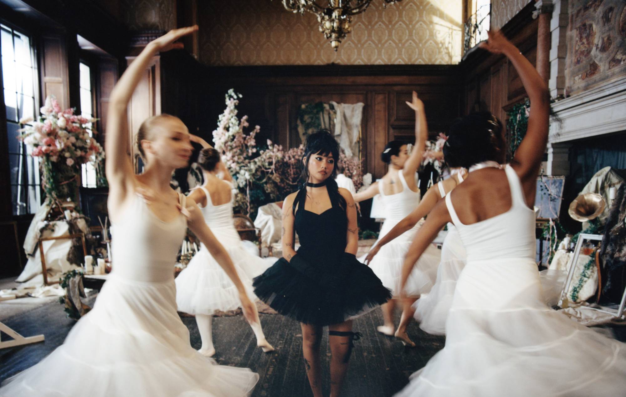 Regardez Beabadoobee trouver la paix en tant que ballerine dans "The Way Things Go"