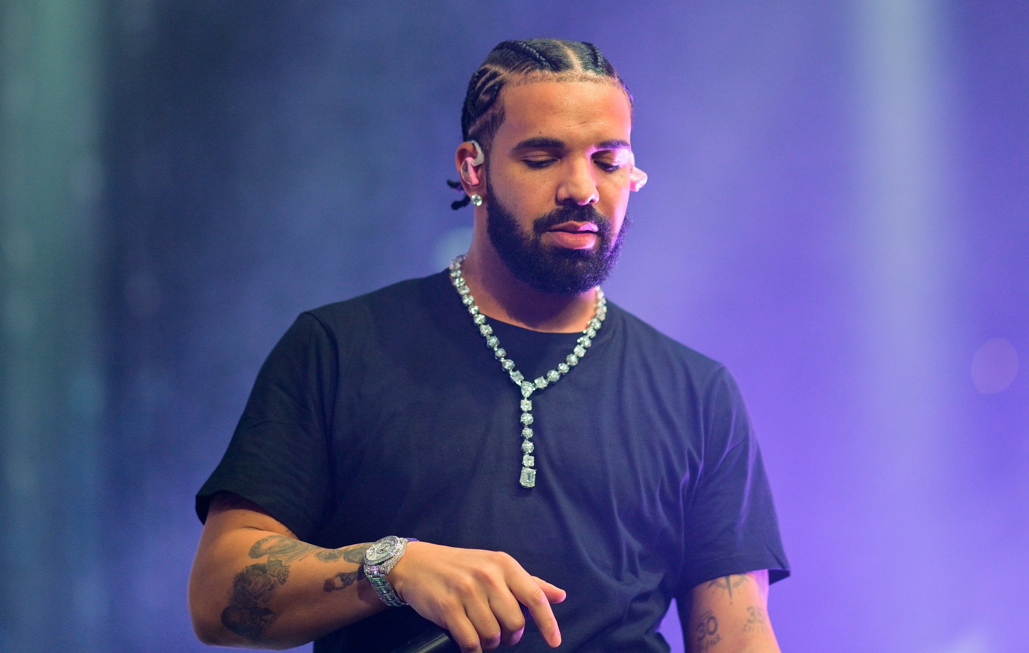 Drake lance la tournée "It's All A Blur" avec un hologramme de sperme géant