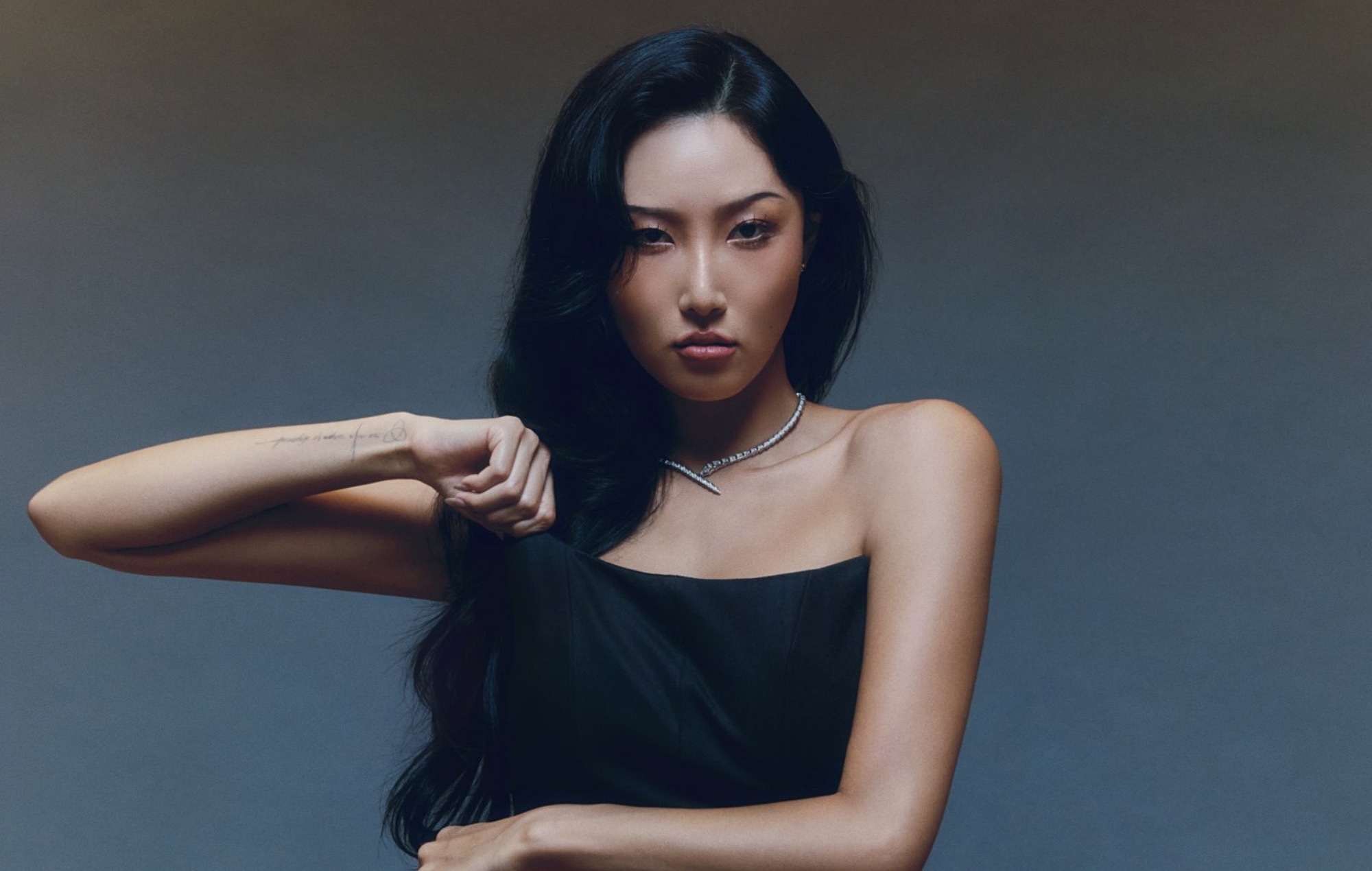 Écoutez la reprise émouvante de Hwasa de "Walk On By" de Dionne Warwick