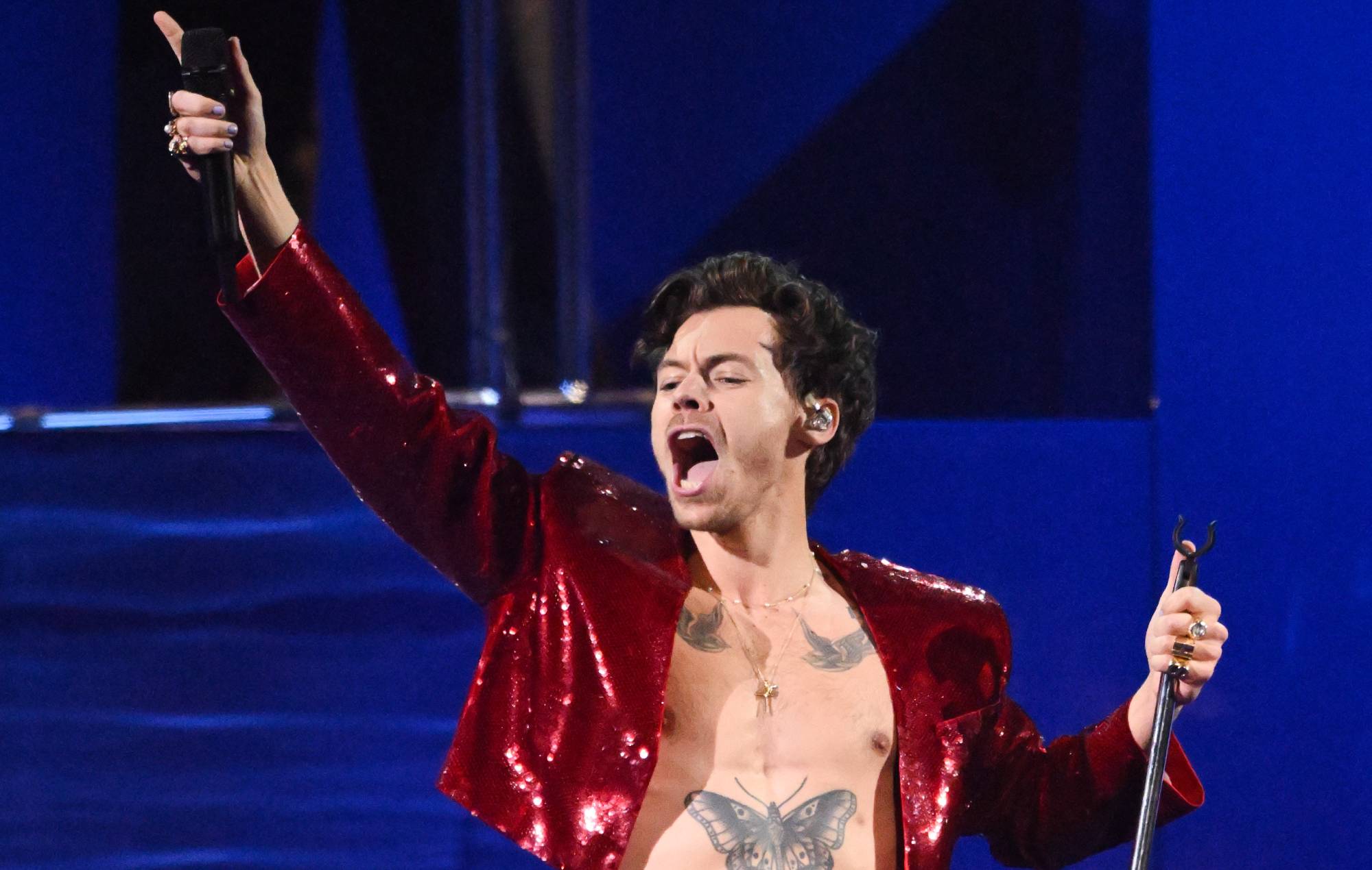 Harry Styles joue une nouvelle chanson instrumentale au piano lors du dernier concert de "Love On Tour"
