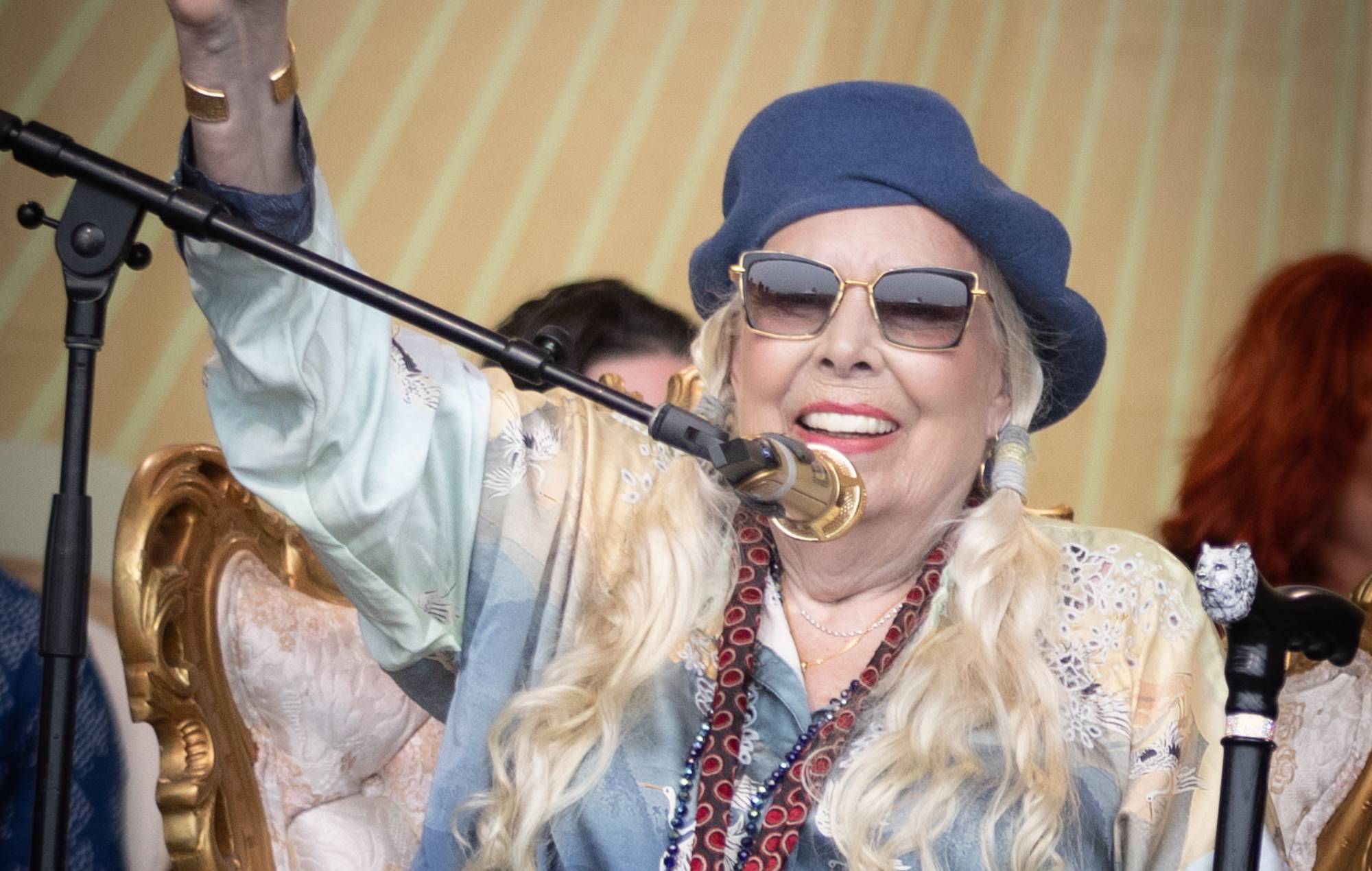 Joni Mitchell sort un album live du concert de retour du Newport Folk Festival