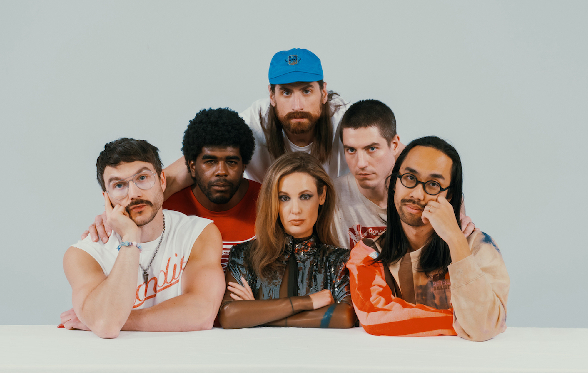 La chaîne Armed David Bowie sur le nouveau single "Everything's Glitter"