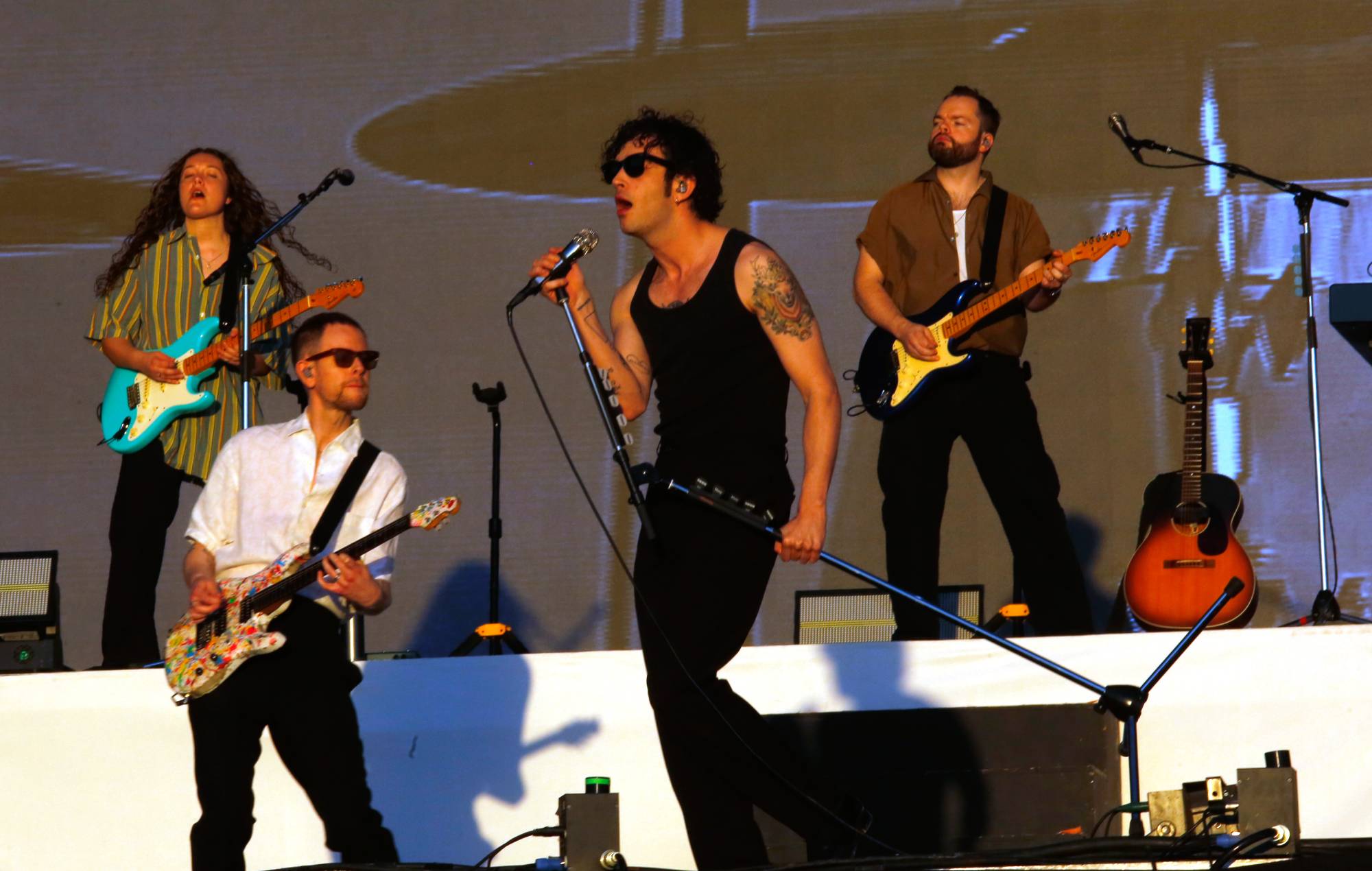 Le nouveau titre britannique de 1975 montre : "Ça va devenir bizarre !"