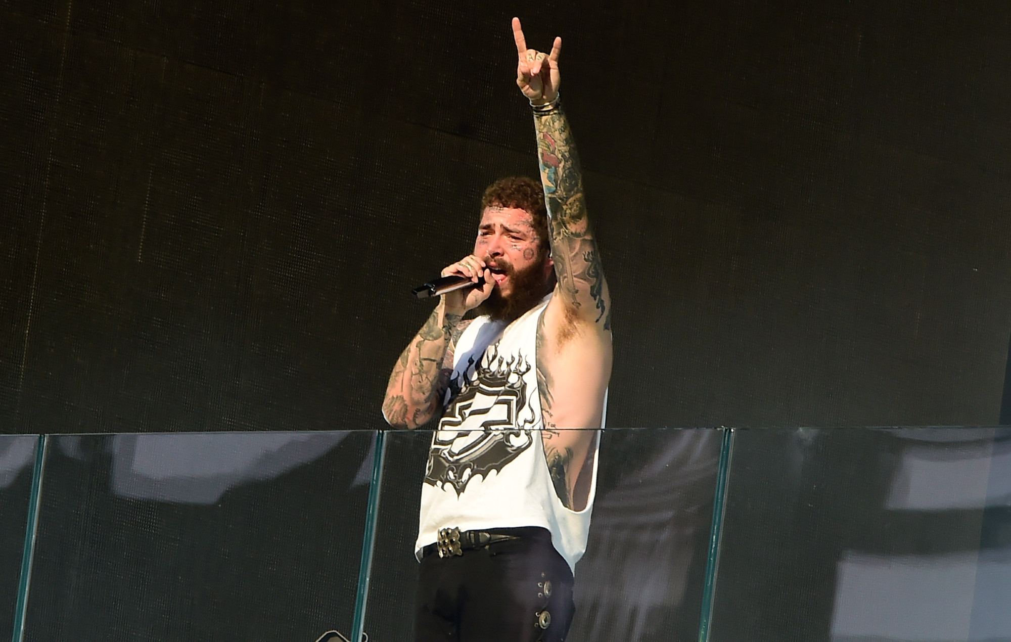 Post Malone surprend les fans avec un concert pop-up à Times Square