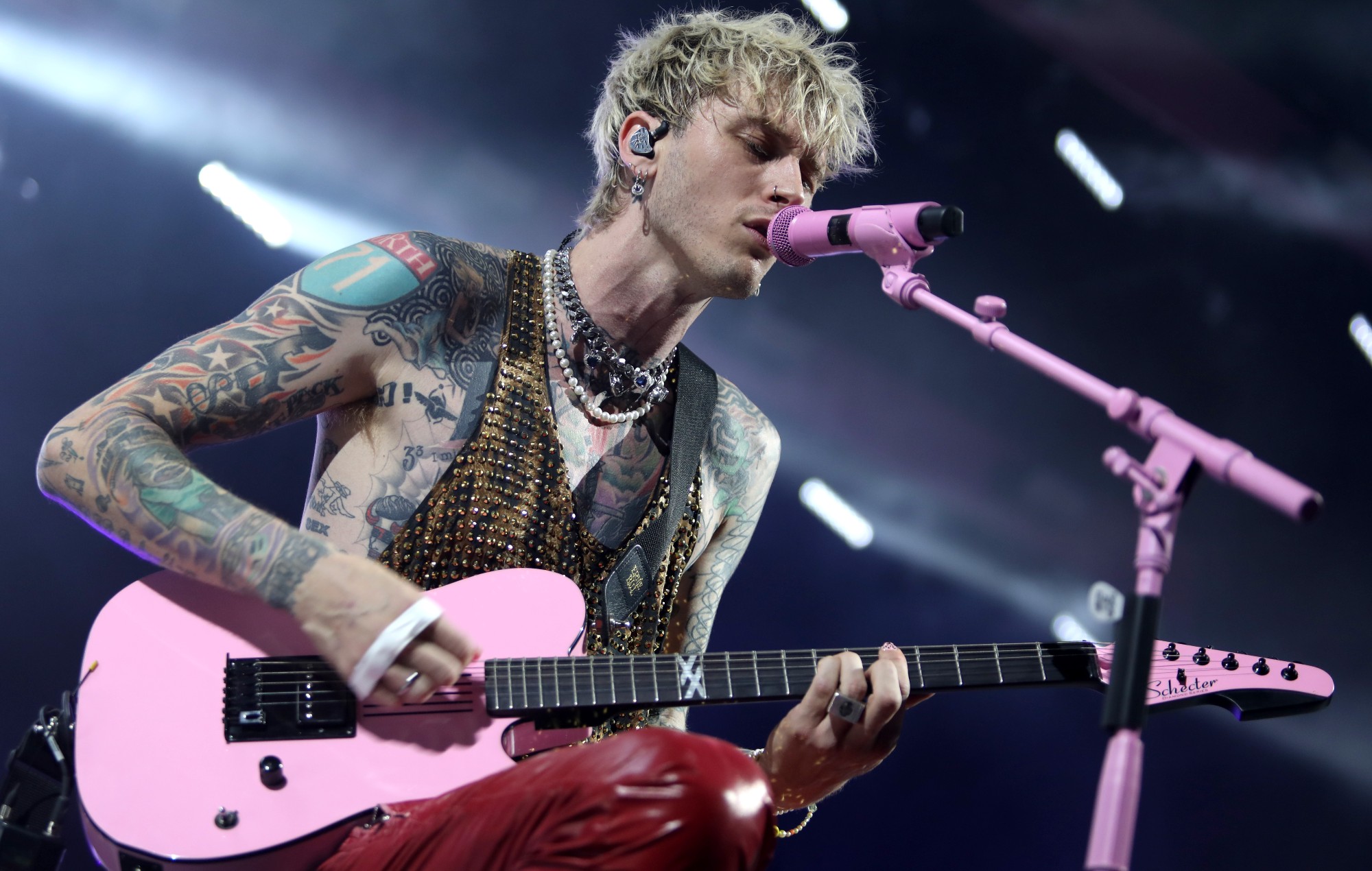 Regardez Machine Gun Kelly frapper un fan au visage sur demande