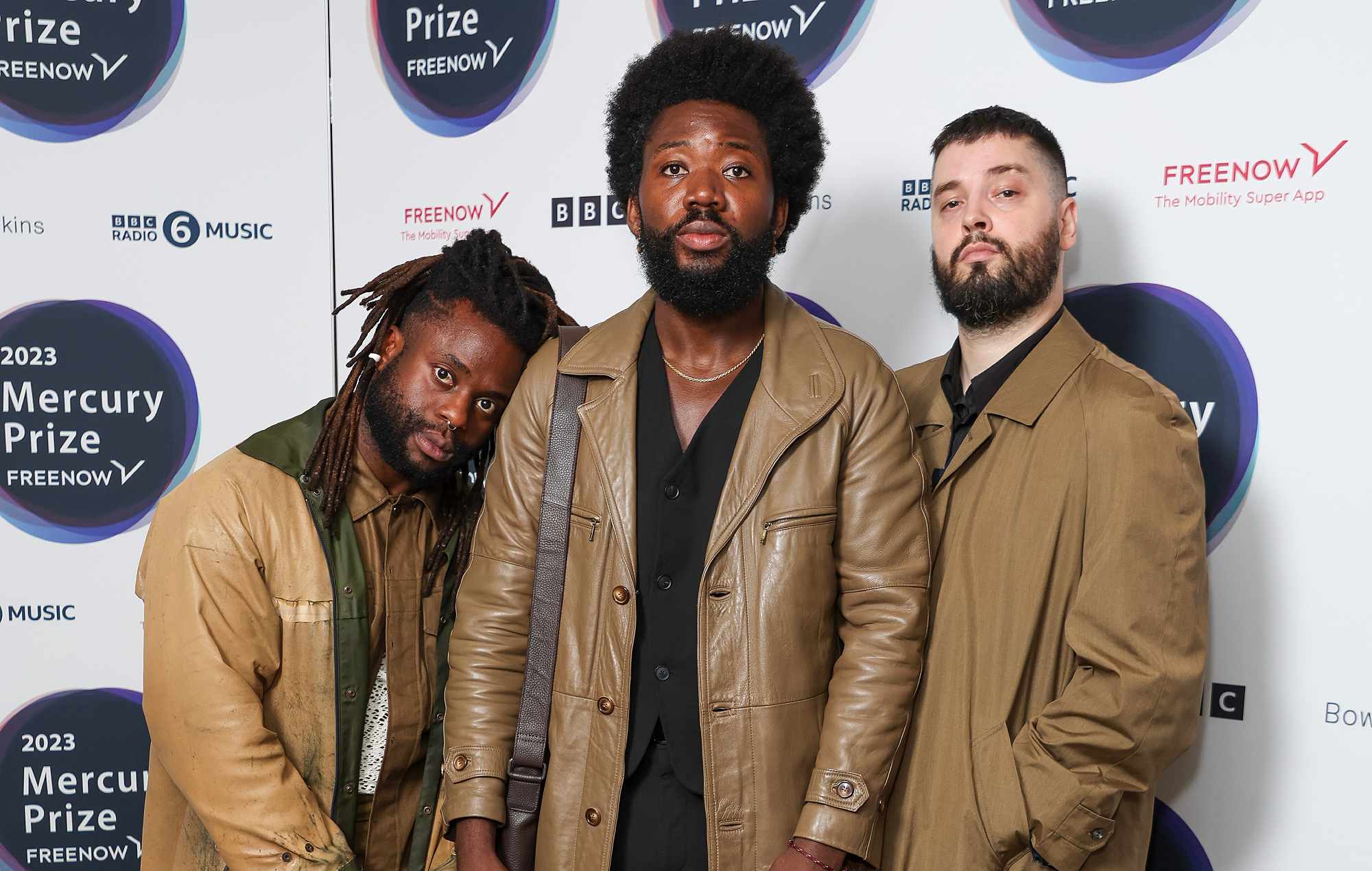 Kayus Bankole, Alloysious Massaquoi et Graham G Hastings de Young Fathers assistent au photocall de lancement du prix Mercury 2023 à l'hôtel Langham le 27 juillet 2023 à Londres, en Angleterre.  (Photo de Mike Marsland/WireImage)