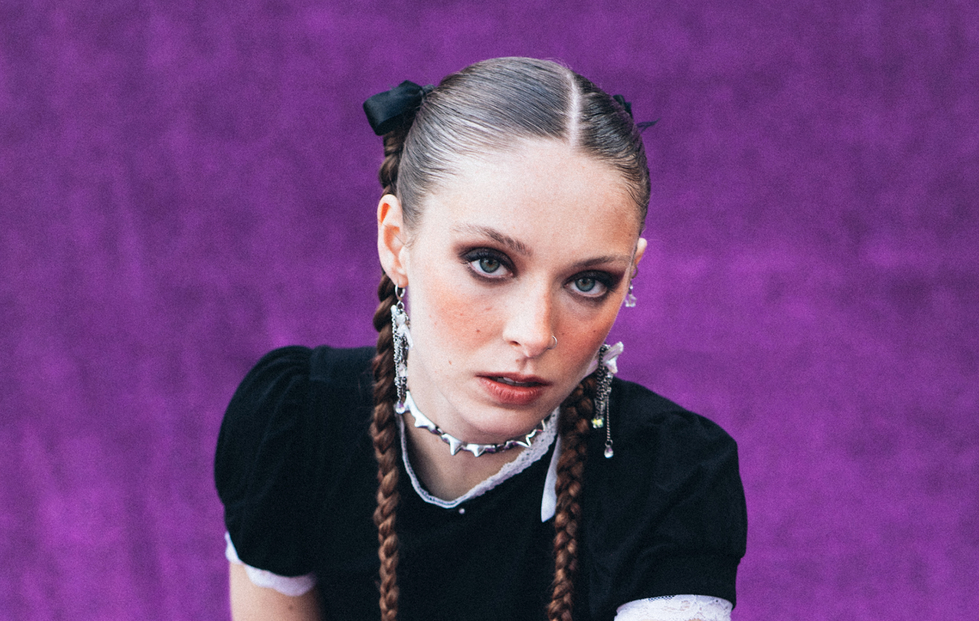 une artiste remarquable construit ses murs