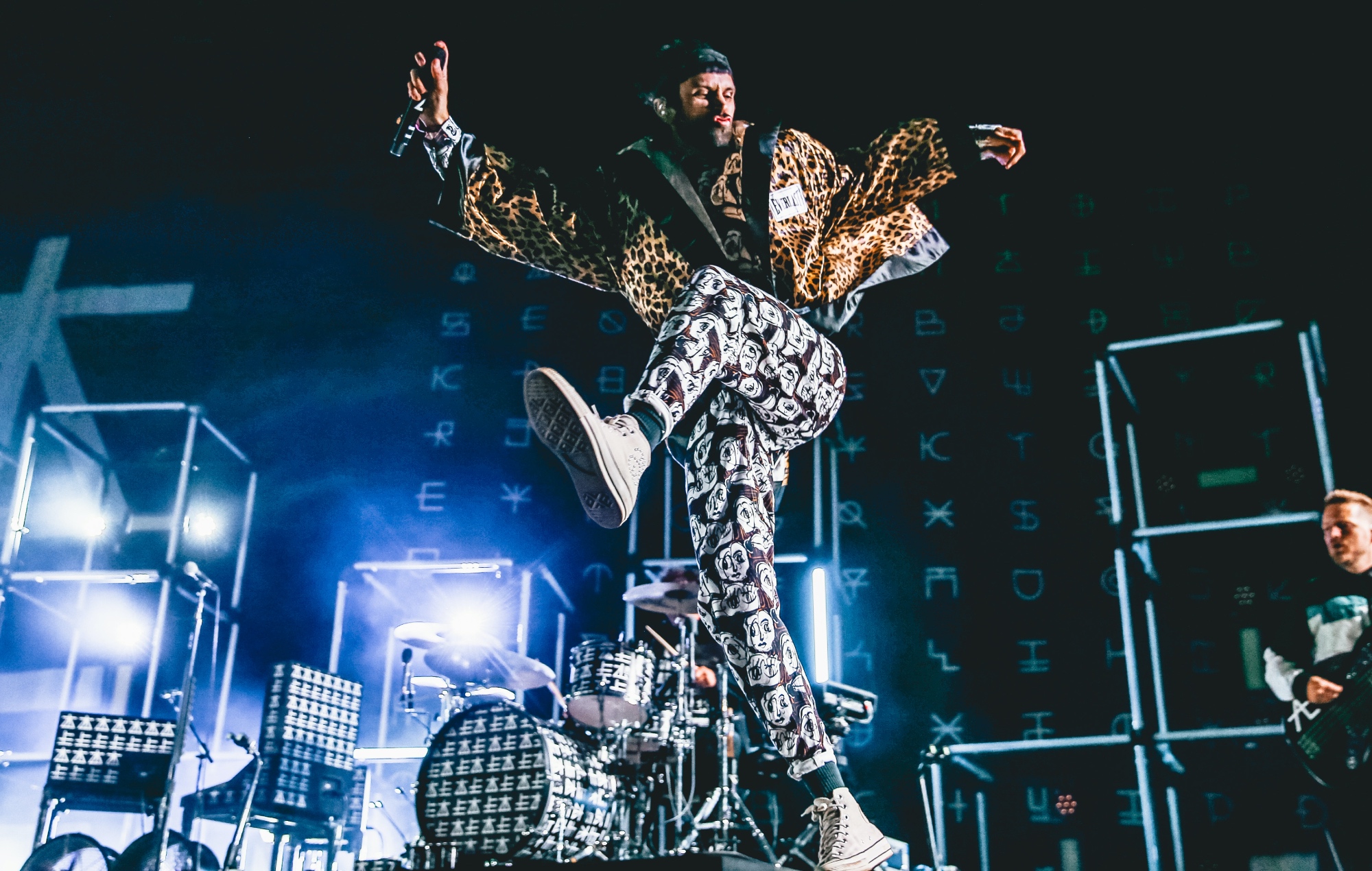 Serge Pizzorno en live sur scène avec Kasabian