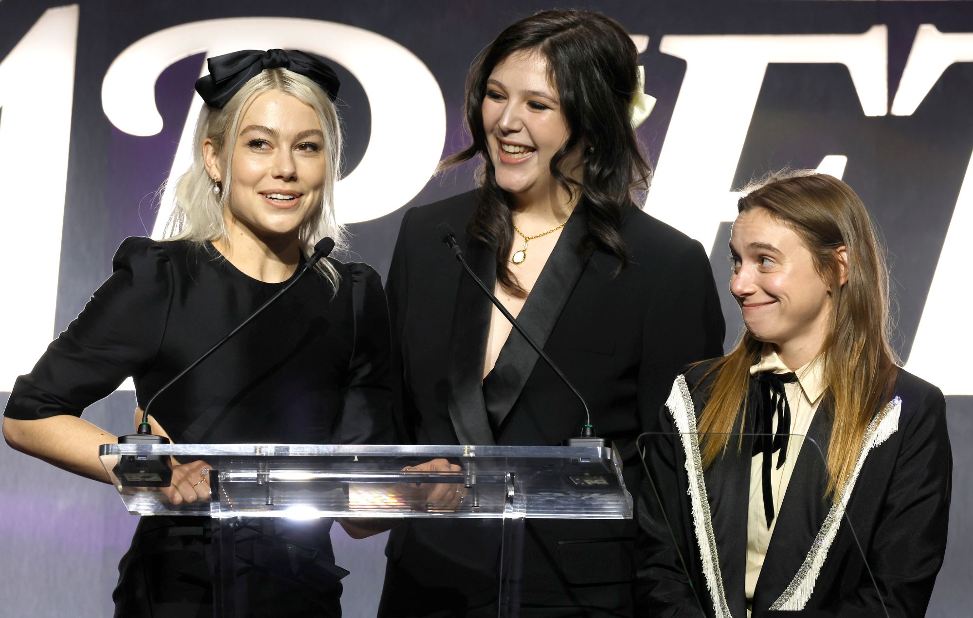 Phoebe Bridgers, Lucy Dacus et Julien Baker de boygenius acceptent le prix du groupe de l'année sur scène lors de Variety's Hitmakers présenté par Sony Audio le 2 décembre 2023.