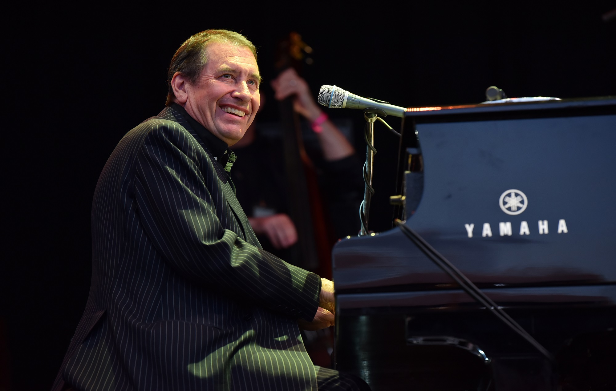 Voici qui joue à Hootenanny 2023 de Jools Holland