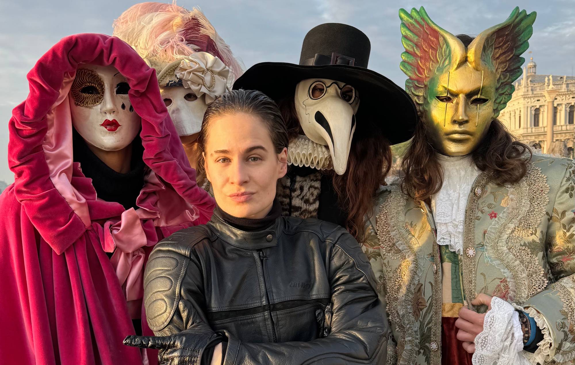 Christine & The Queens partage une reprise dramatique de "Stayin' Alive" des Bee Gees