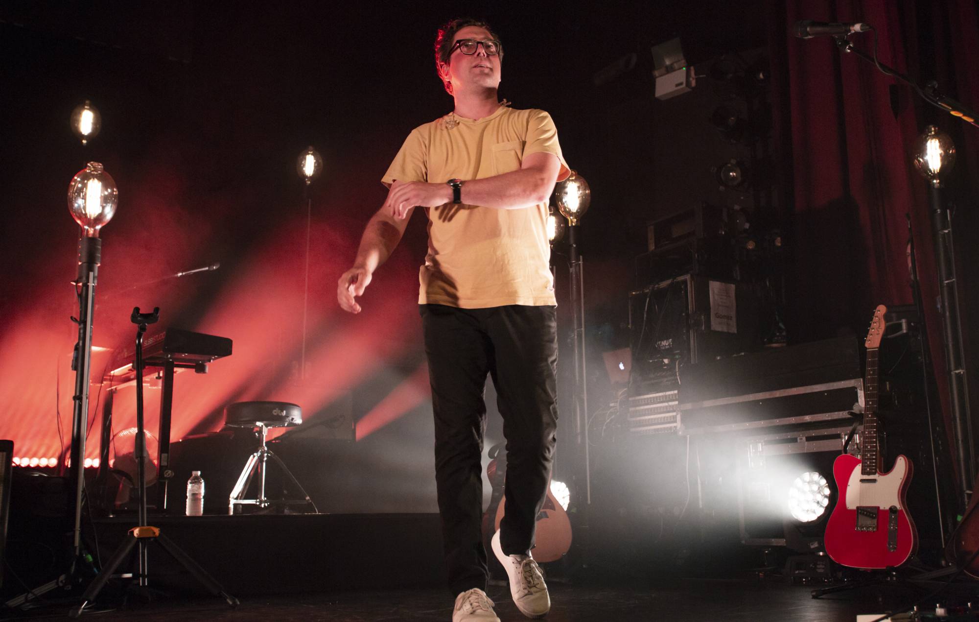 Tom Gray de Gomez bat Eddie Izzard pour devenir candidat travailliste de Brighton aux prochaines élections générales