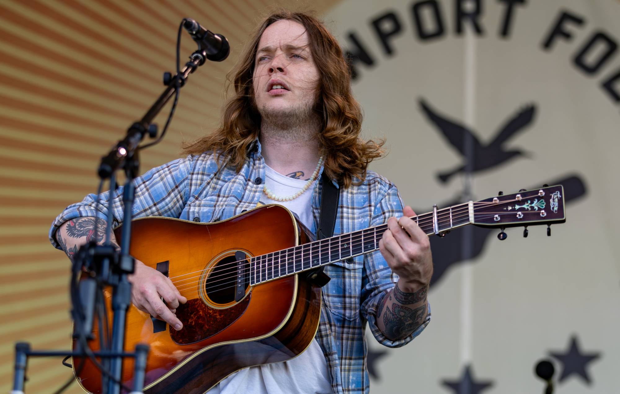 Billy Strings écrit une chanson pour un fan recherché par la police pour avoir volé l'affiche de Taylor Swift