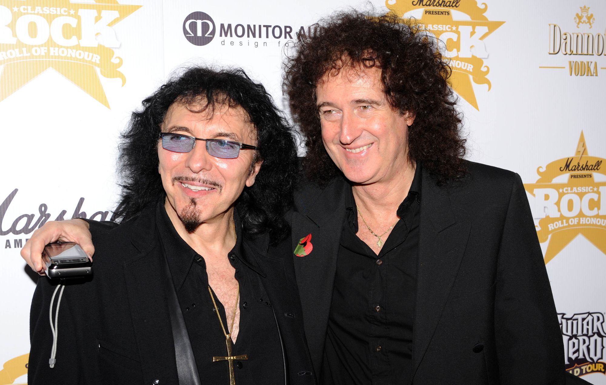 Brian May de Queen rejoint Tony Iommi de Black Sabbath pour la performance de "Paranoid"