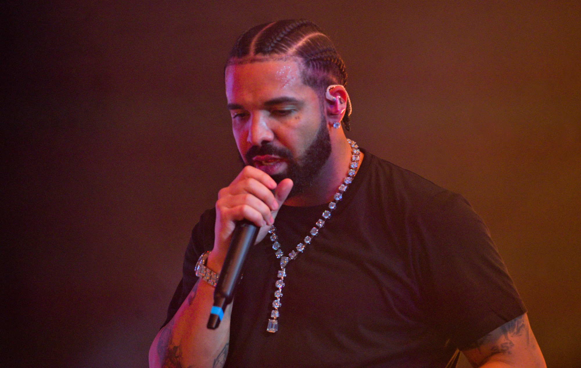 Drake accuse le « monde journalistique » de « tirer profit de la négativité »