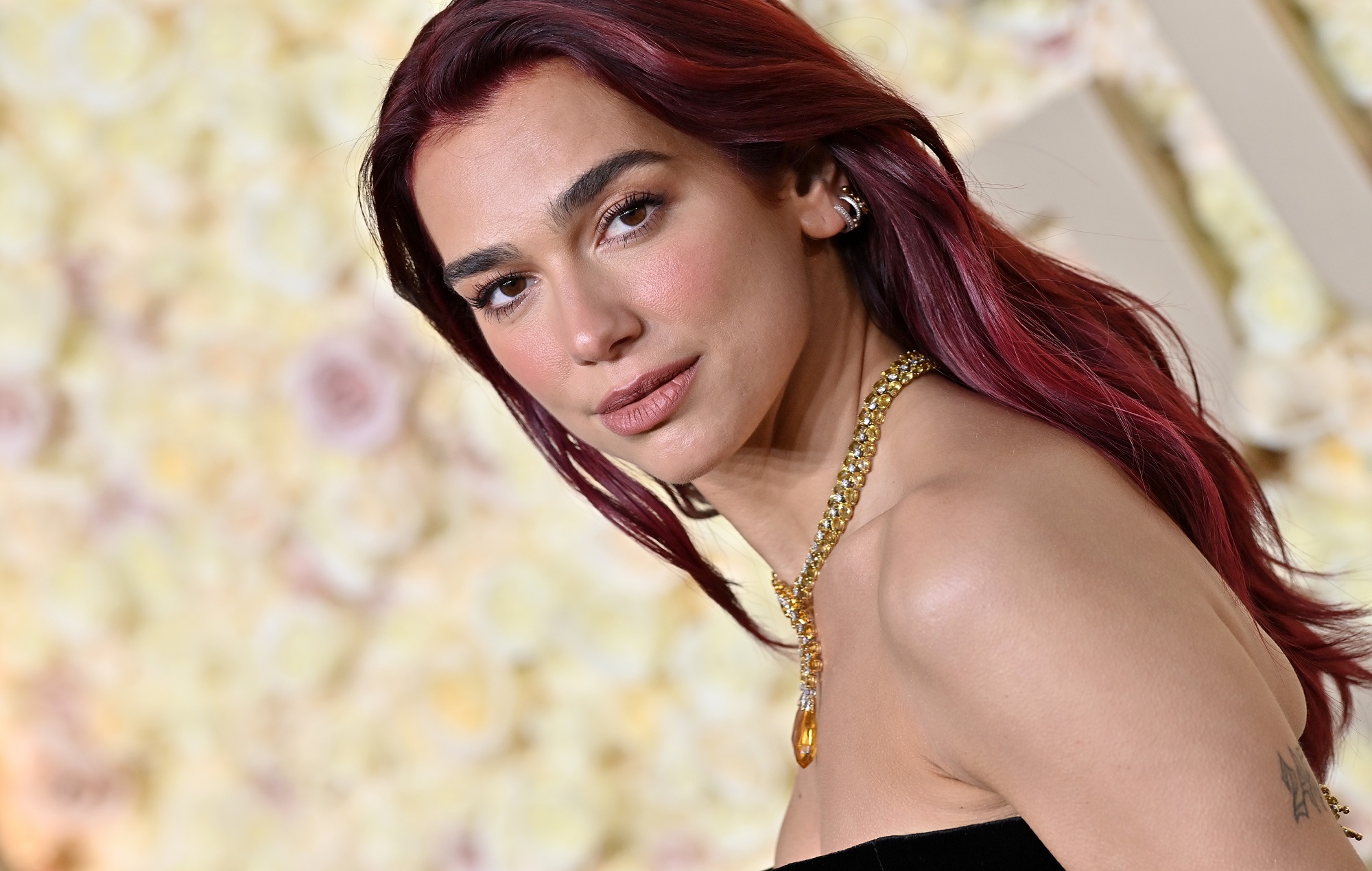 Dua Lipa assiste au match de football de Chelsea pour son nouveau film "Argylle"