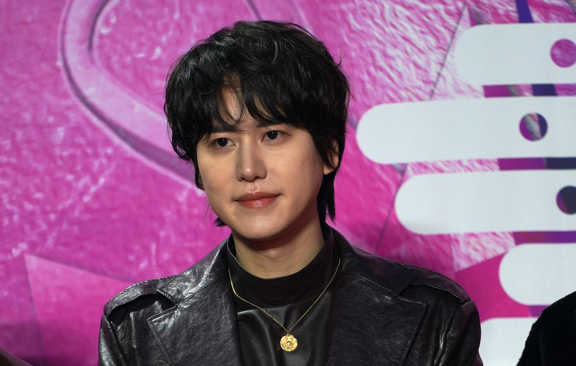 Kyuhyun de Super Junior explique SM Ent.  controverse sur les frais de stationnement