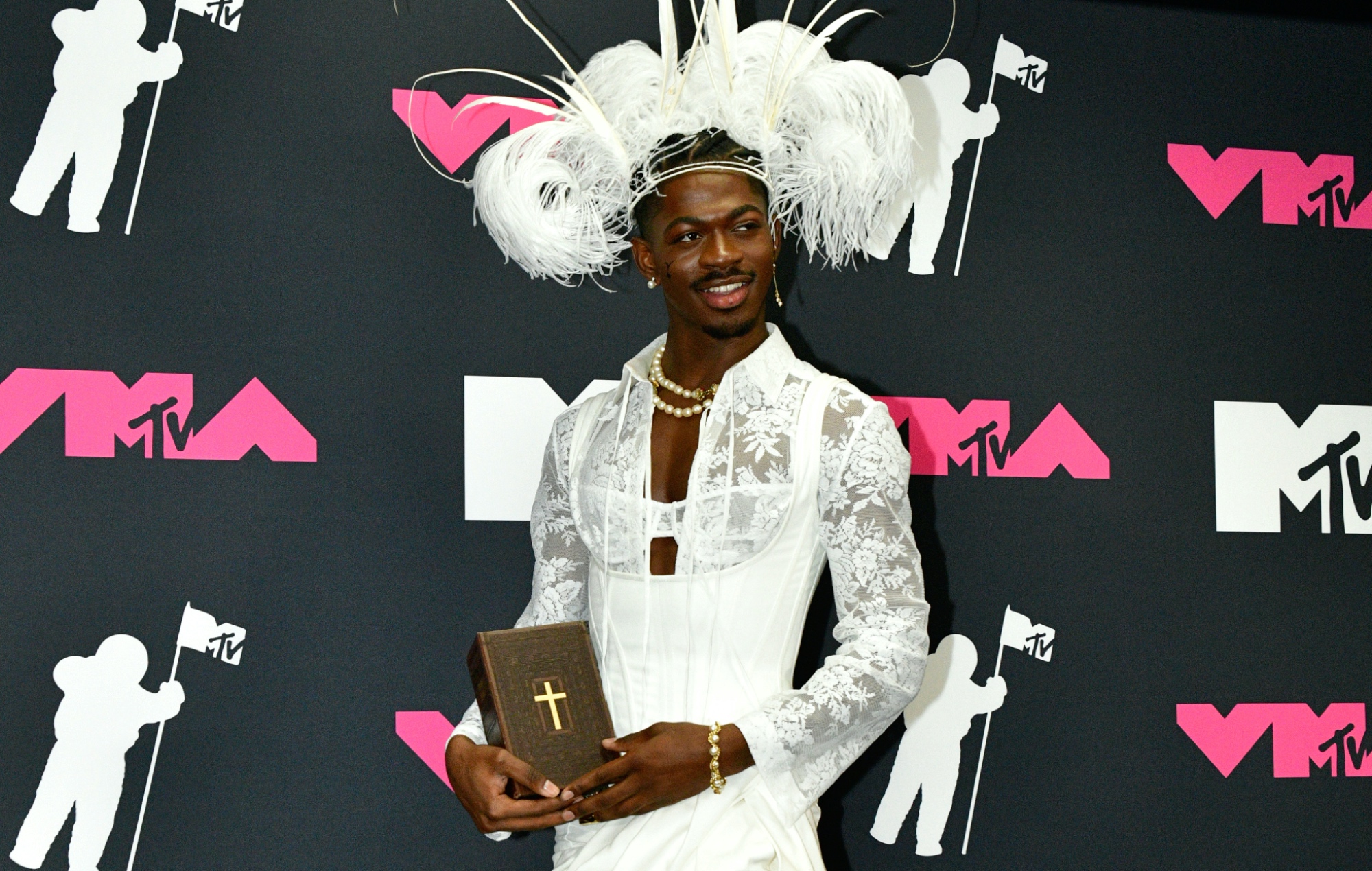 Lil Nas X sort un nouveau single « J Christ » avec une vidéo biblique
