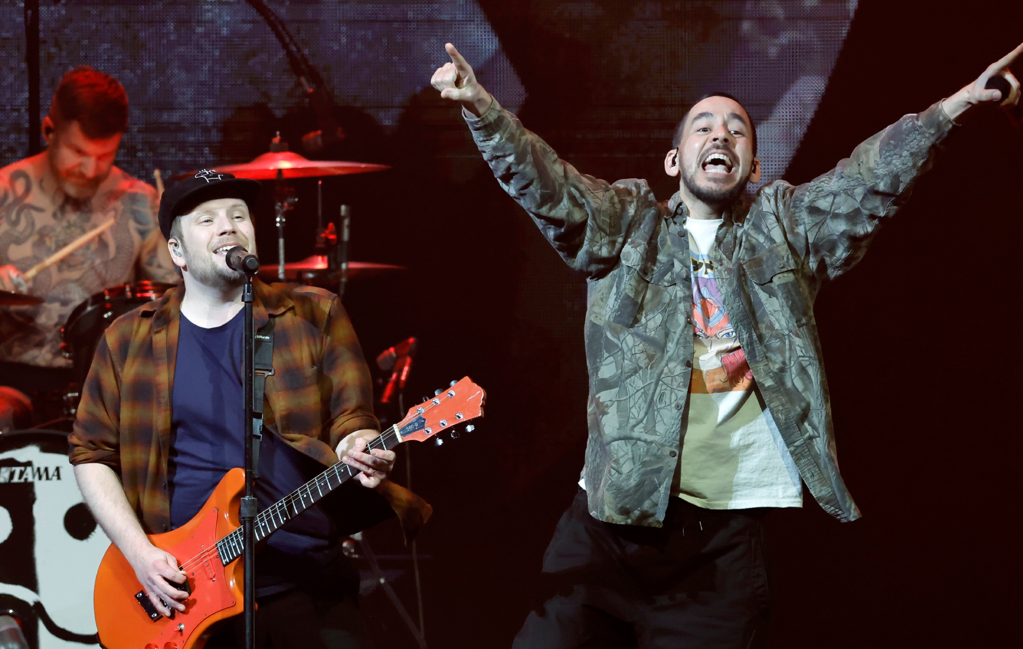 Regardez Mike Shinoda rejoindre Fall Out Boy pour "Dance Dance" à ALter EGO