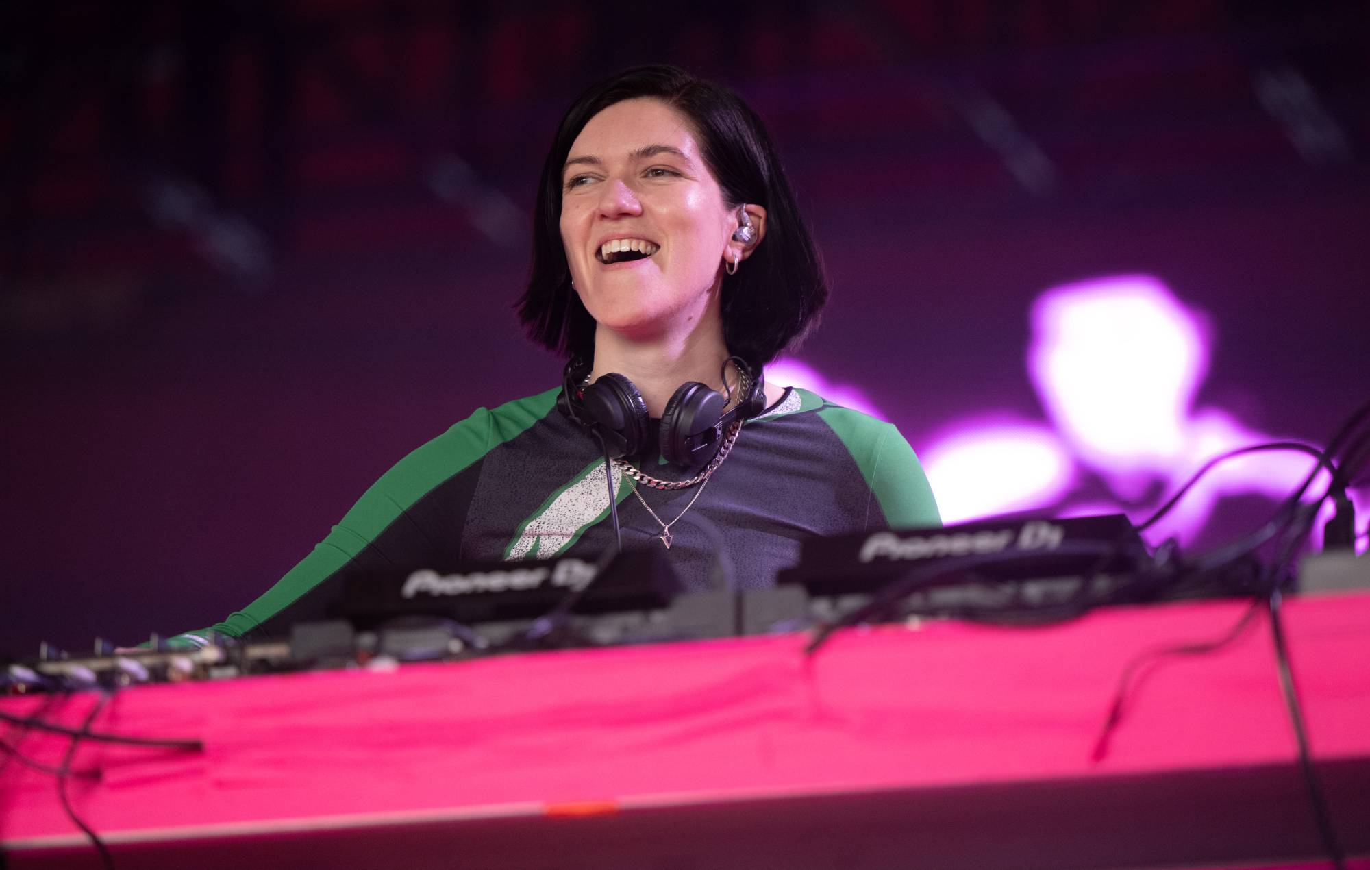 Romy annonce une nouvelle date du « Club Mid Air » à Londres
