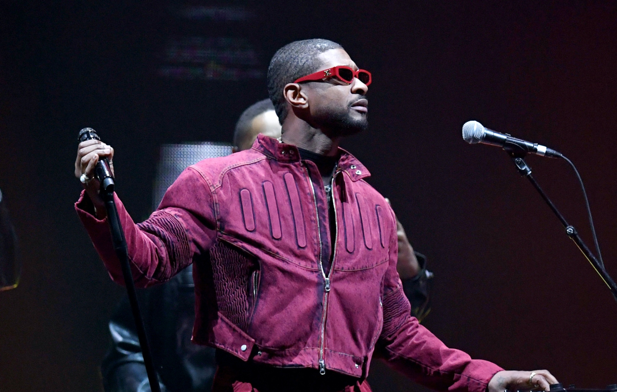 Usher taquine les grands invités spéciaux pour son spectacle de mi-temps du Super Bowl