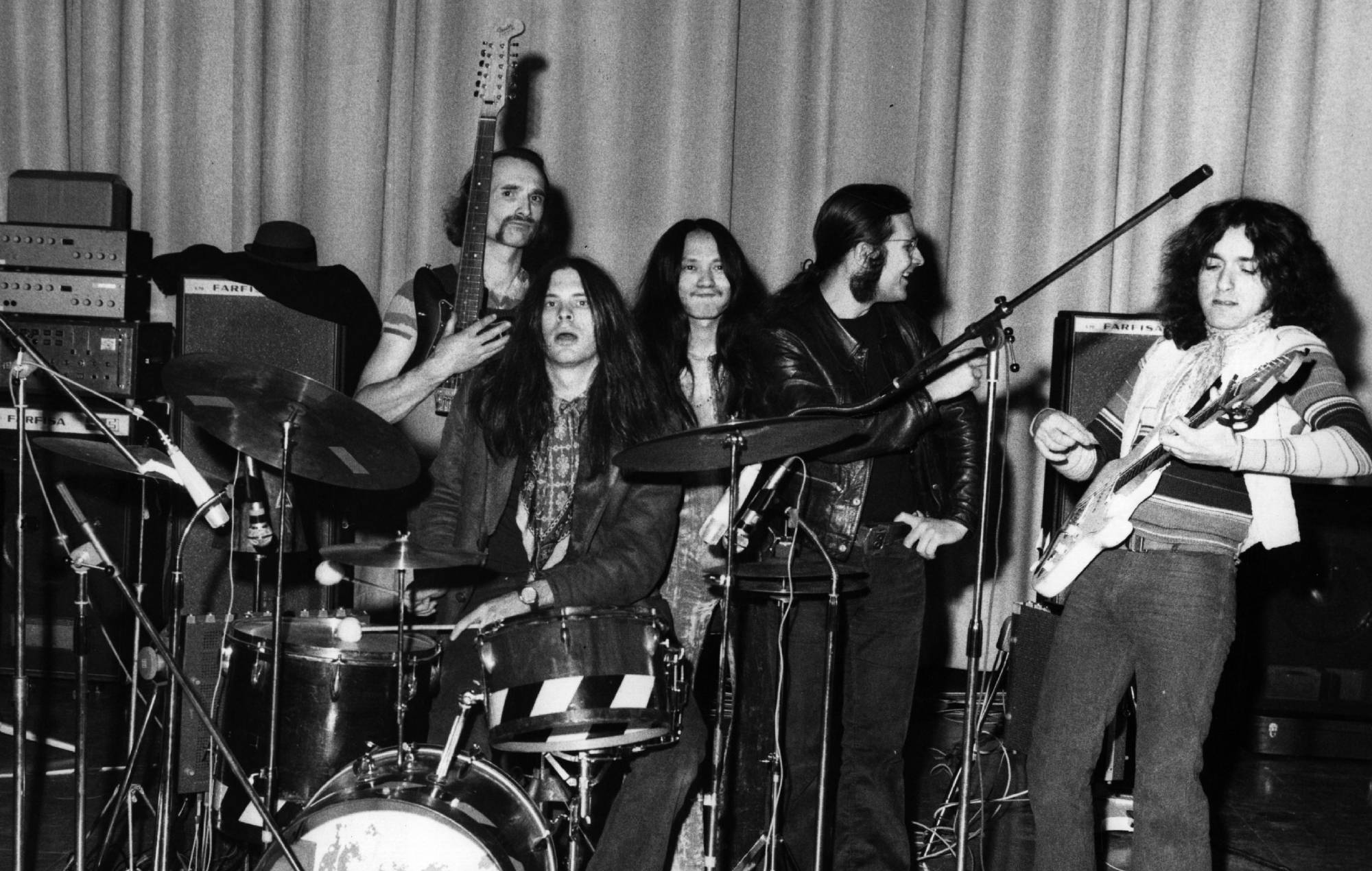 Peut, de gauche à droite ; Holger Czukay, Michael Karoli, Damo Suzuki, Irmidt Schmidt et Jaki Leibzeit, pendant la période du « Tago Mago ». (Photo par Keystone/Getty Images)