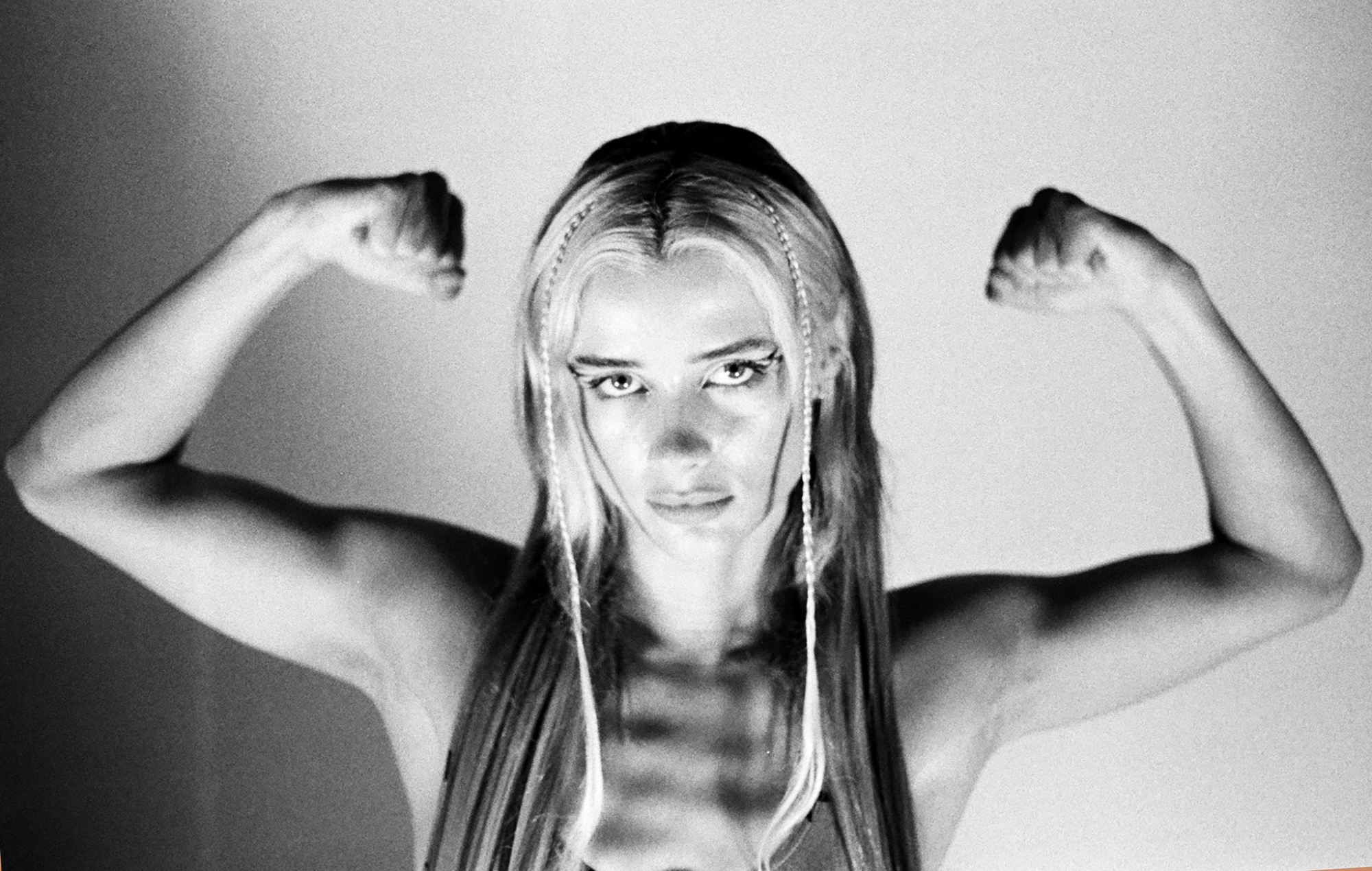 artiste surréaliste apportant un esprit punk au trip-hop moderne