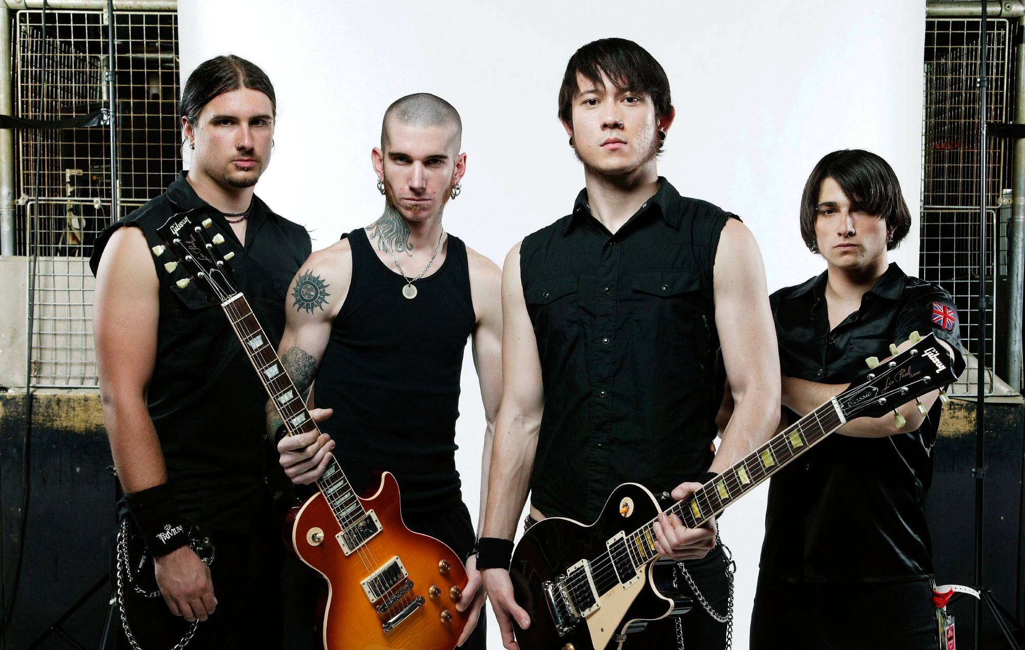 Photo de Matt HEAFY et Corey BEAULIEU et TRIVIUM et Travis SMITH et Paulo GREGOLETTO ; De gauche à droite : Corey Beaulieu, Travis Smith, Matt Heafy, Paulo Gregoletto - posés, photo de groupe, studio (Photo de Mick Hutson/Redferns)