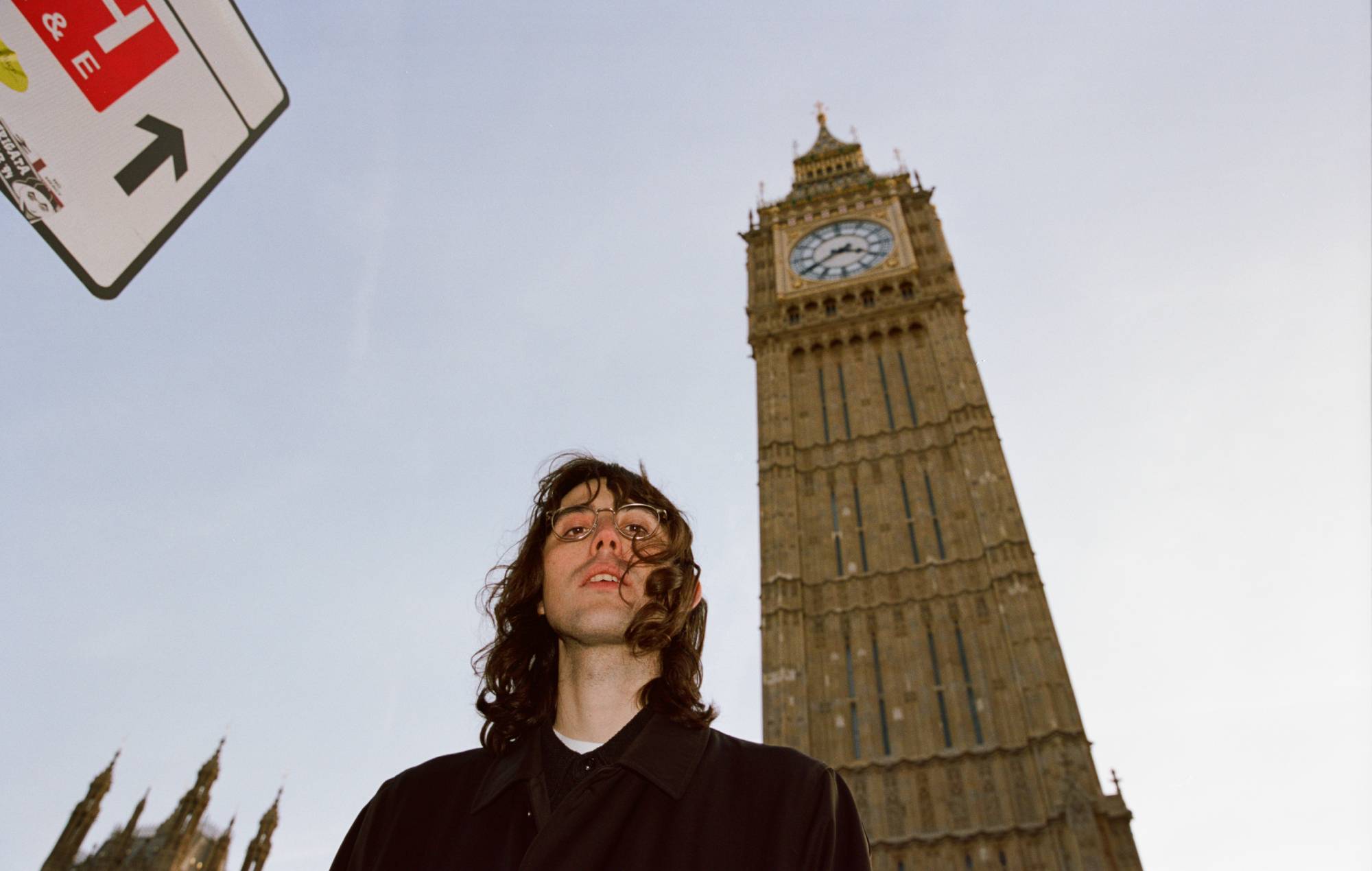 AG Cook annonce un nouvel album « Britpop » et partage un nouveau single avec Charli XCX