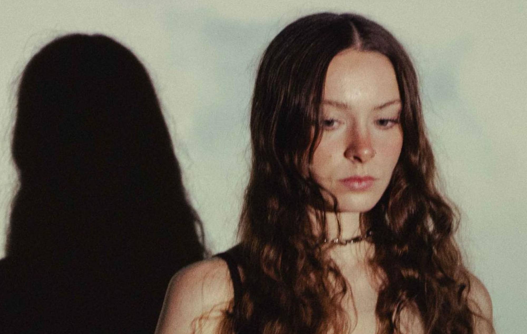 Holly Humberstone annonce un nouvel EP et partage le titre principal "Dive"