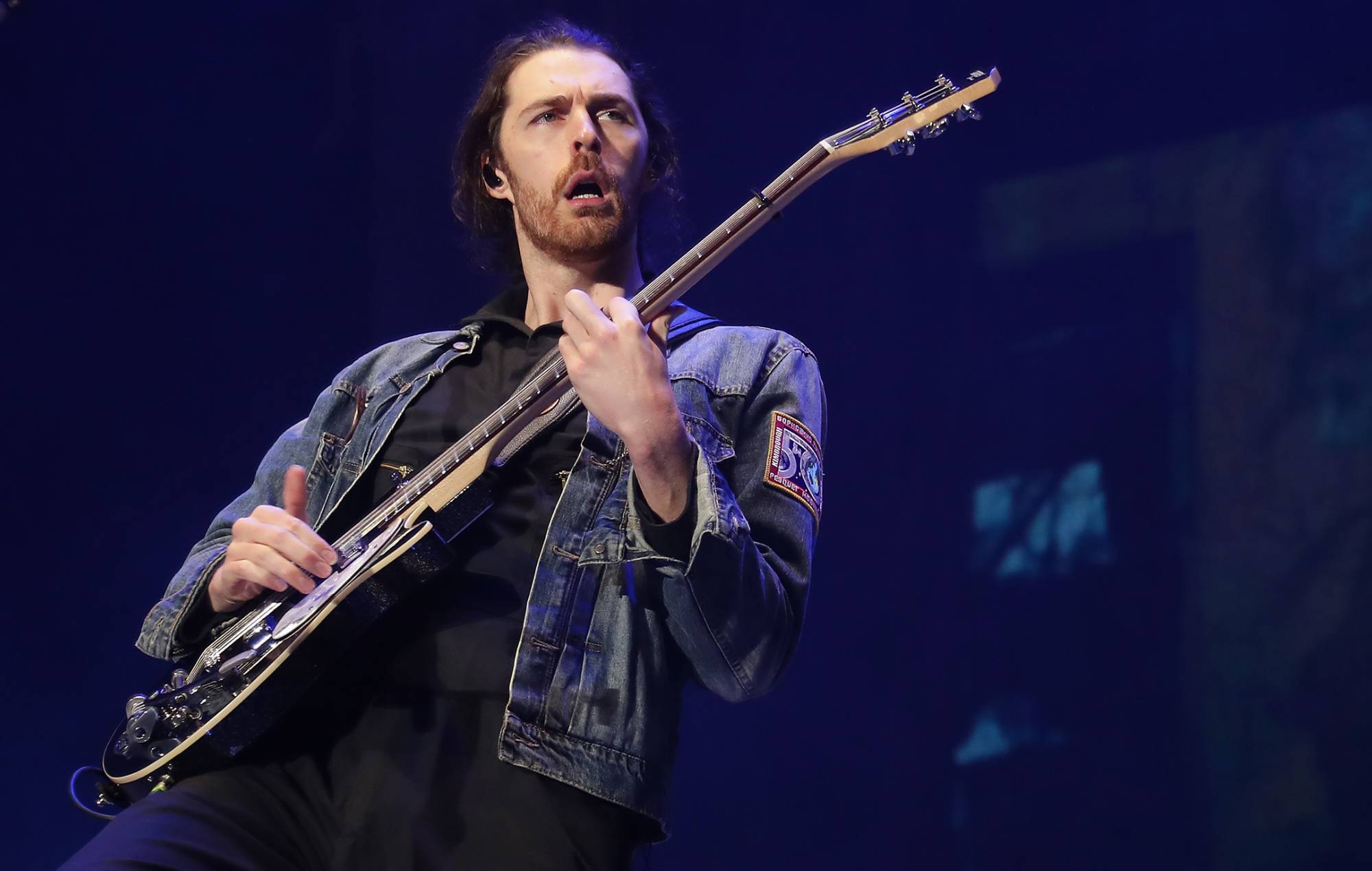 Hozier et Wembley Arena réagissent après qu'un fan ait reçu l'ordre de retirer son foulard « Palestine libre »