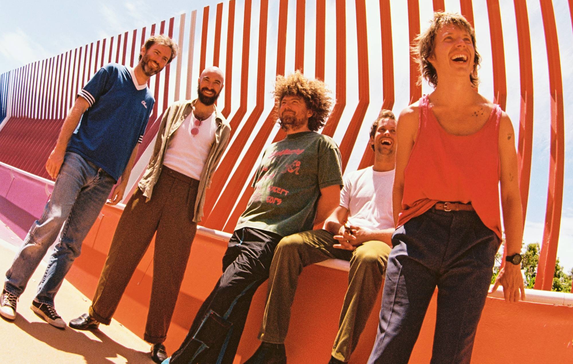 Pond partage son nouveau single psychédélique "Neon River" et annonce les dates de sa tournée mondiale