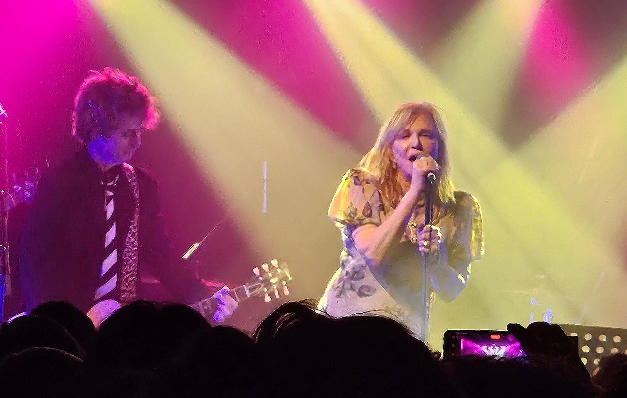 Regardez Courtney Love rejoindre Billie Joe Armstrong sur scène pour le concert intimiste du groupe de reprises à Londres