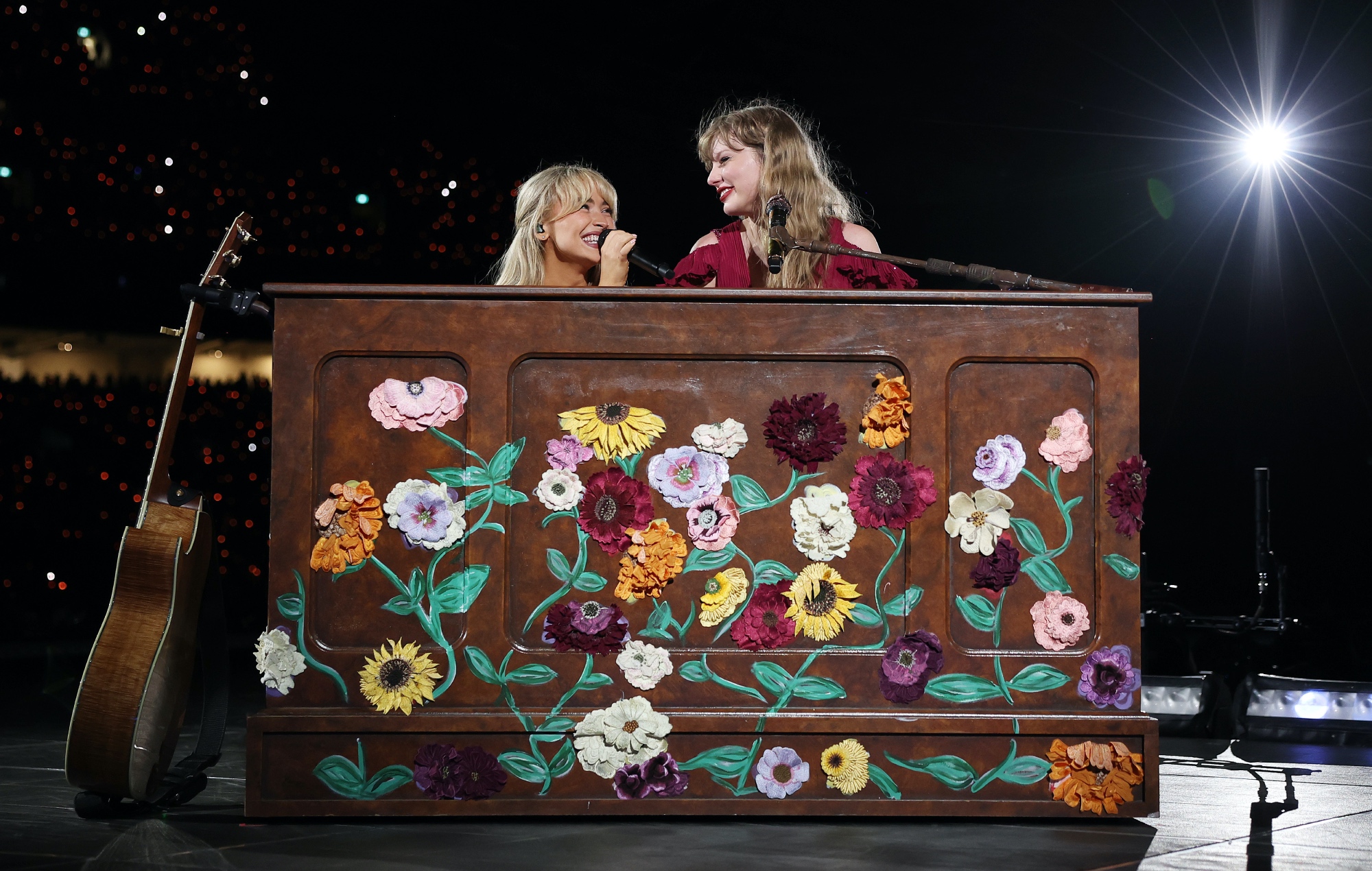 Regardez Taylor Swift et Sabrina Carpenter interpréter "White Horse"