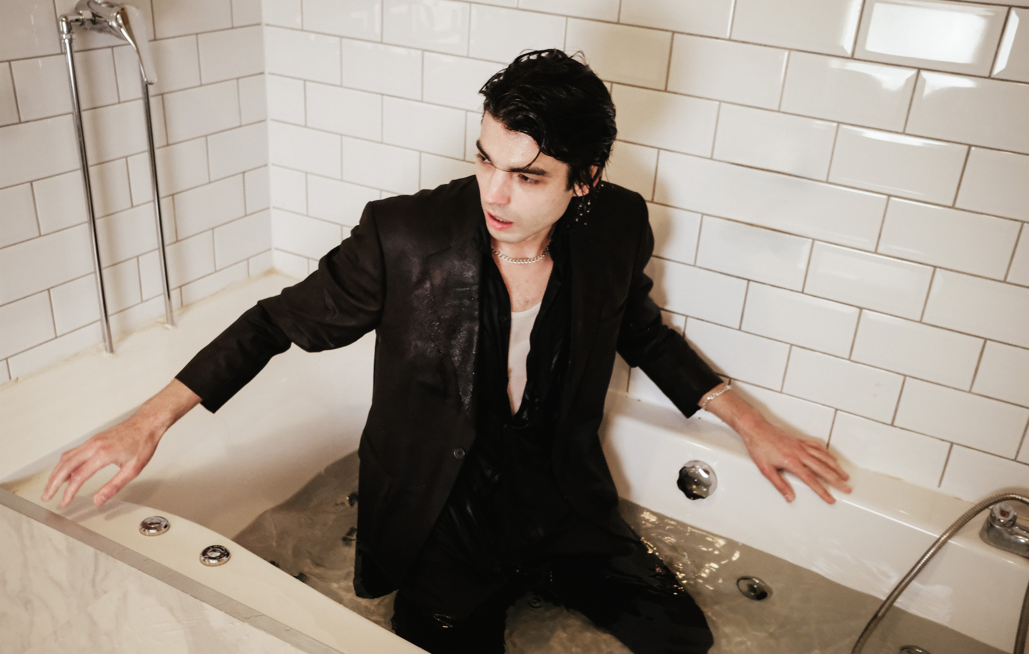 T Walmsley de Temples partage son nouveau single "Tommywood"
