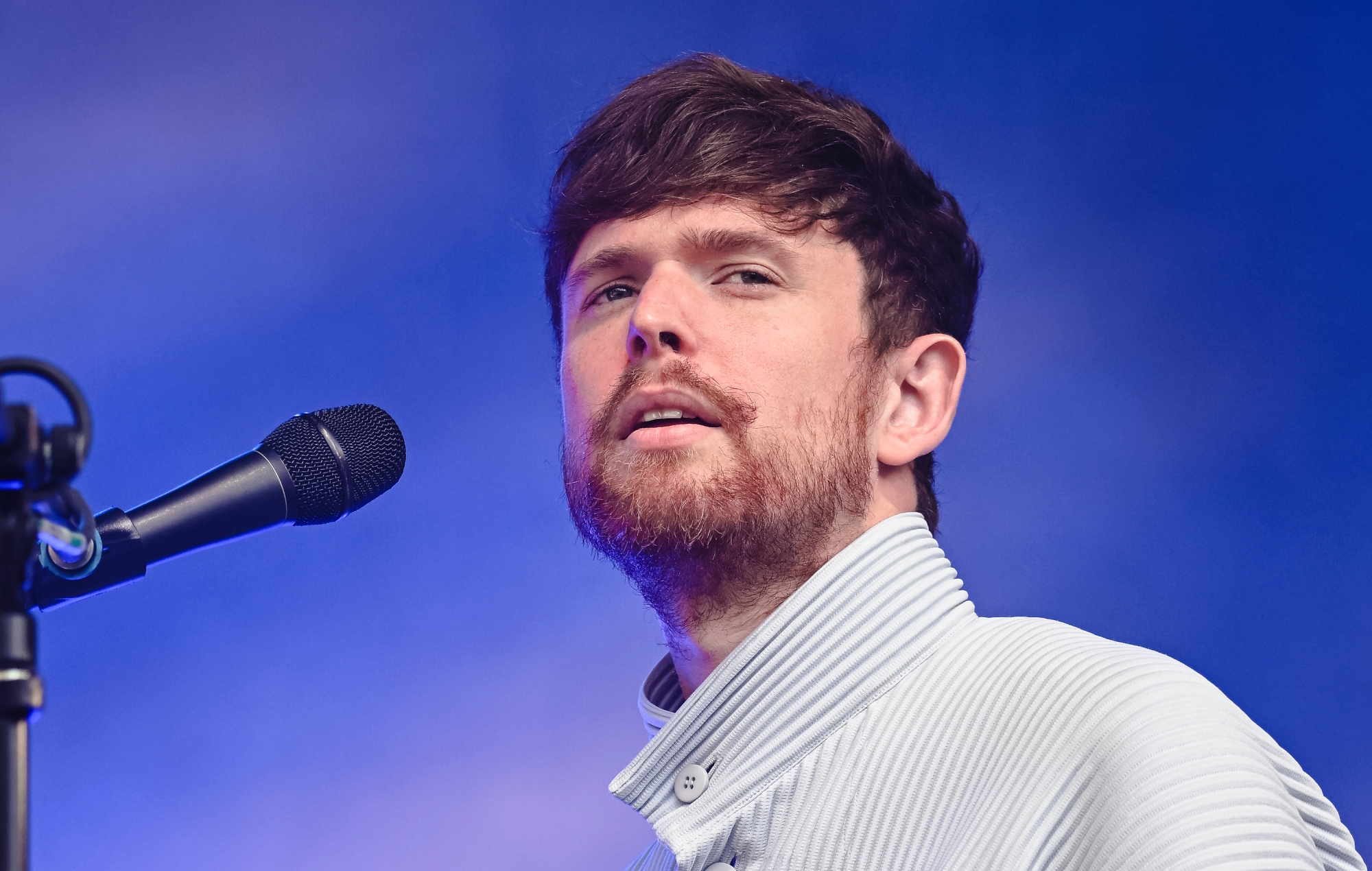 James Blake affirme que les grands labels "devraient être obligés de fournir un thérapeute à leurs artistes"