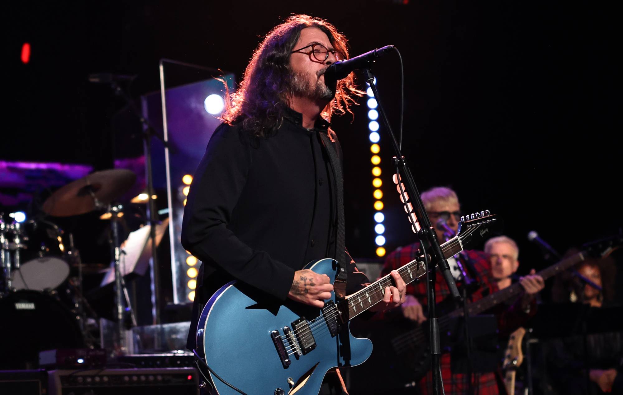 Regardez la reprise enflammée de Dave Grohl de « Live And Let Die » de Wings au spectacle-bénéfice Love Rocks NYC