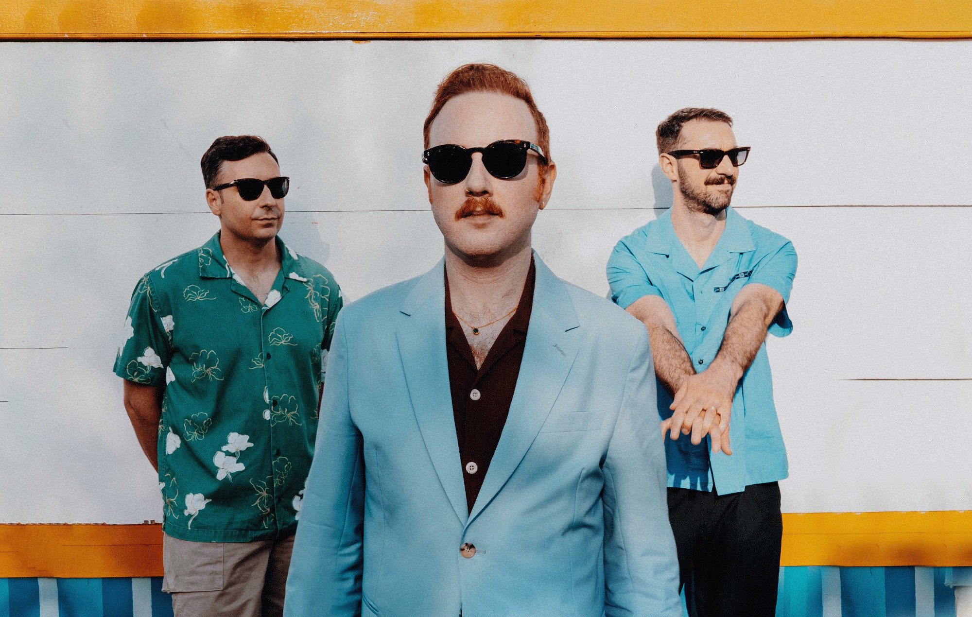 Two Door Cinema Club parle de son nouveau single énergique « Happy Customers »