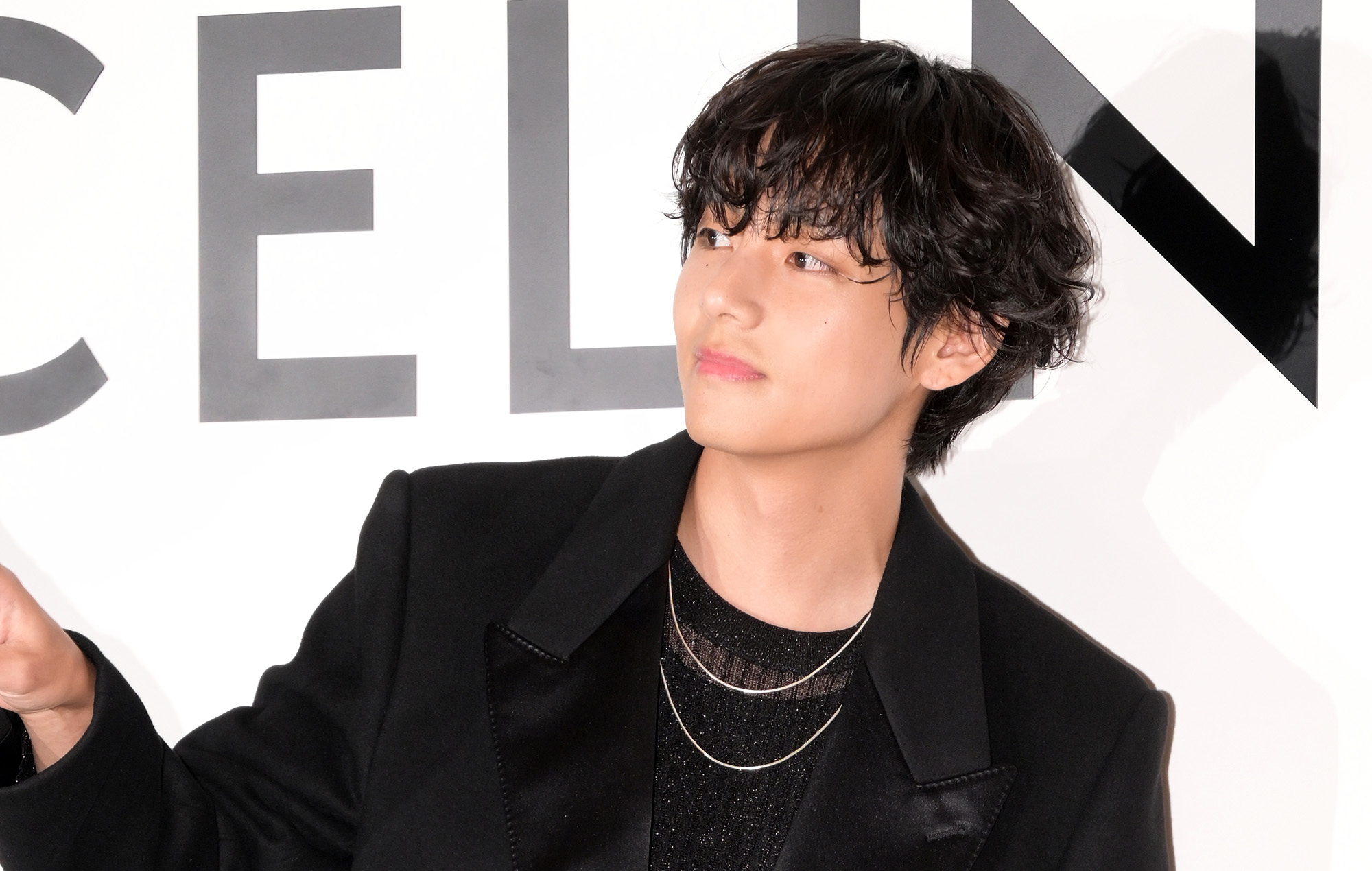 V de BTS est entouré de couples dans son nouveau MV pour "Fri(end)s"